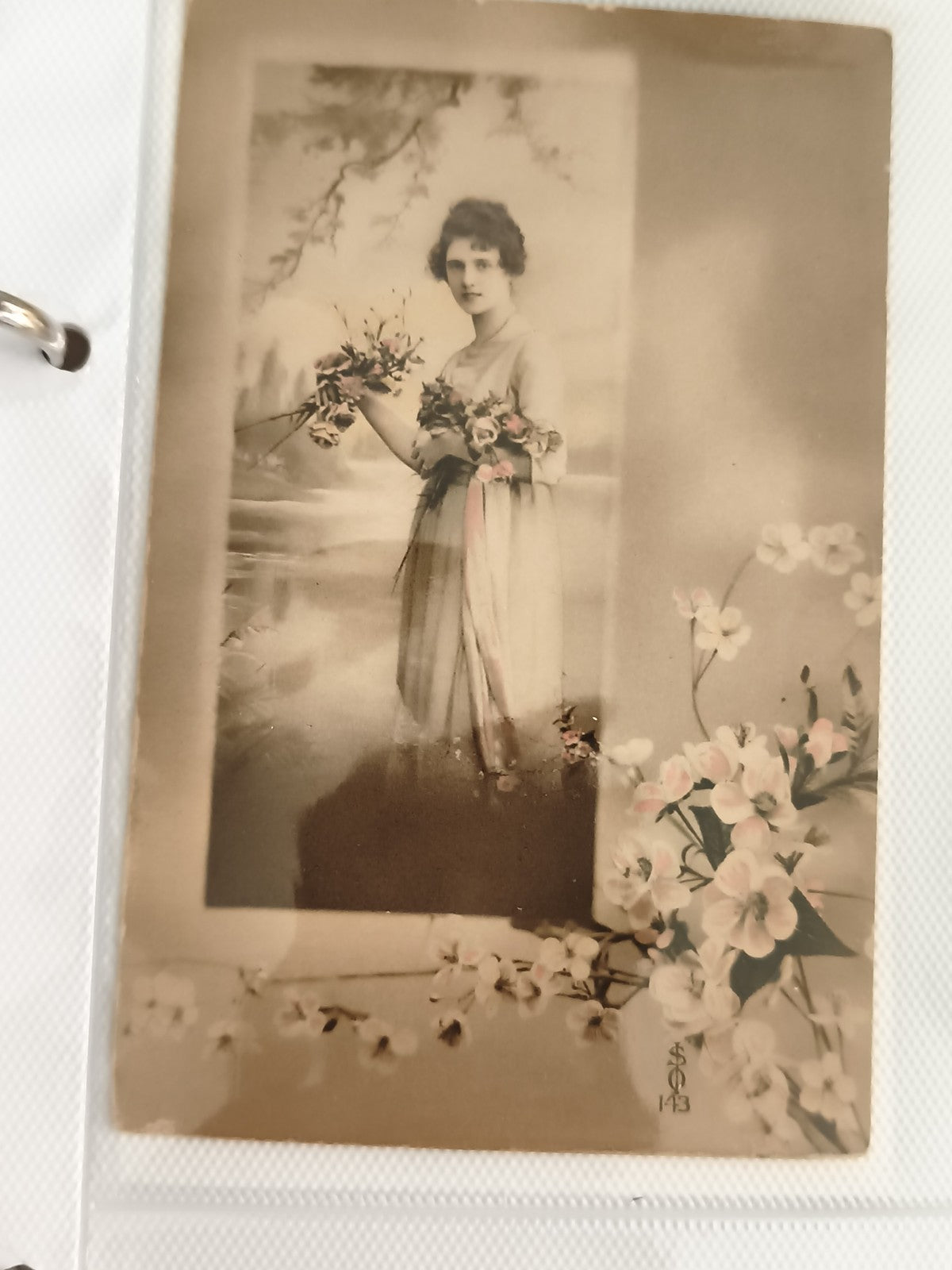 Carte postale ancienne femme fleurs début XXe, photo sépia, CPA vintage