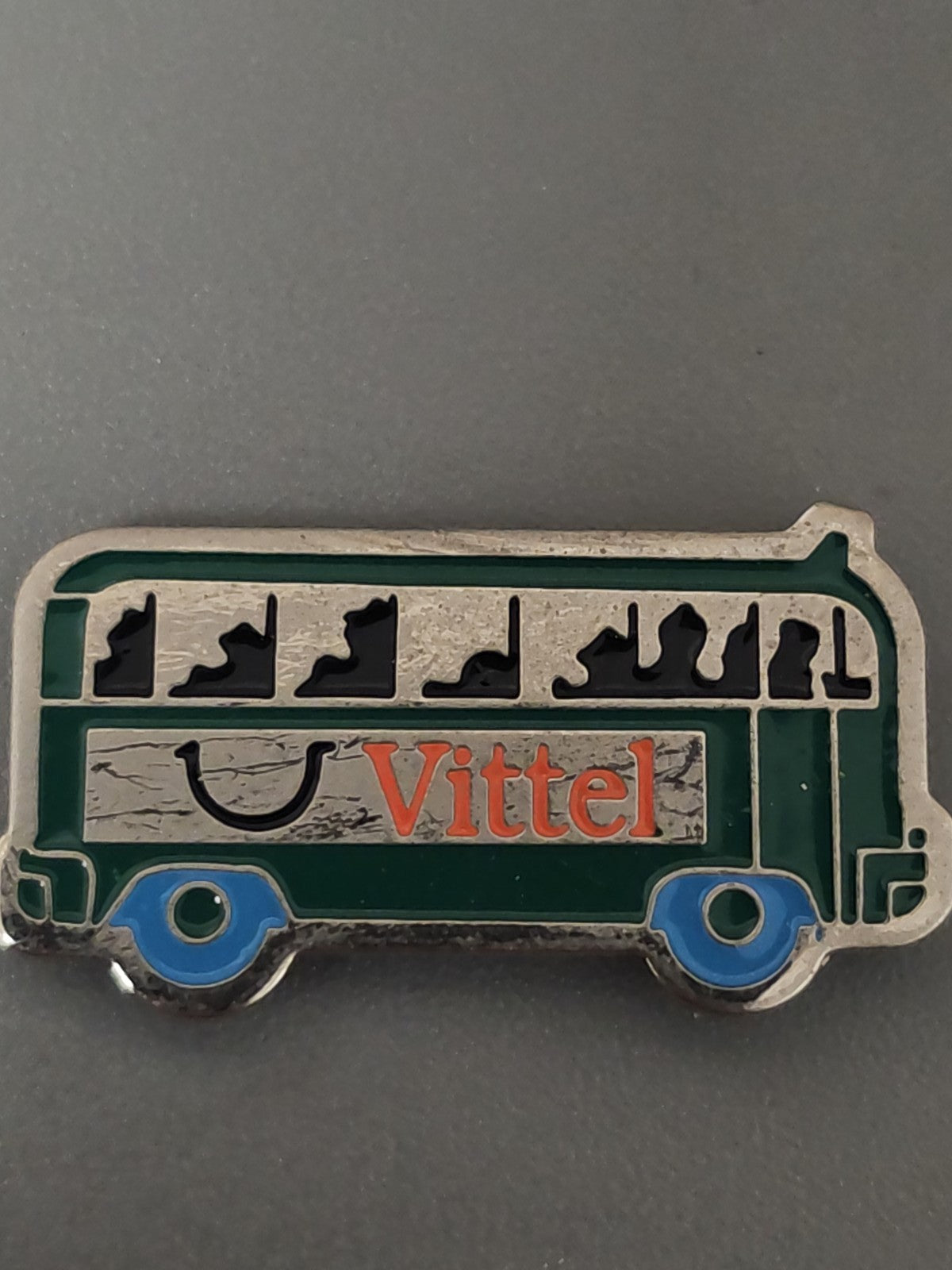 Pin's ancien Vittel rétro, badge publicitaire vintage collection France années 9