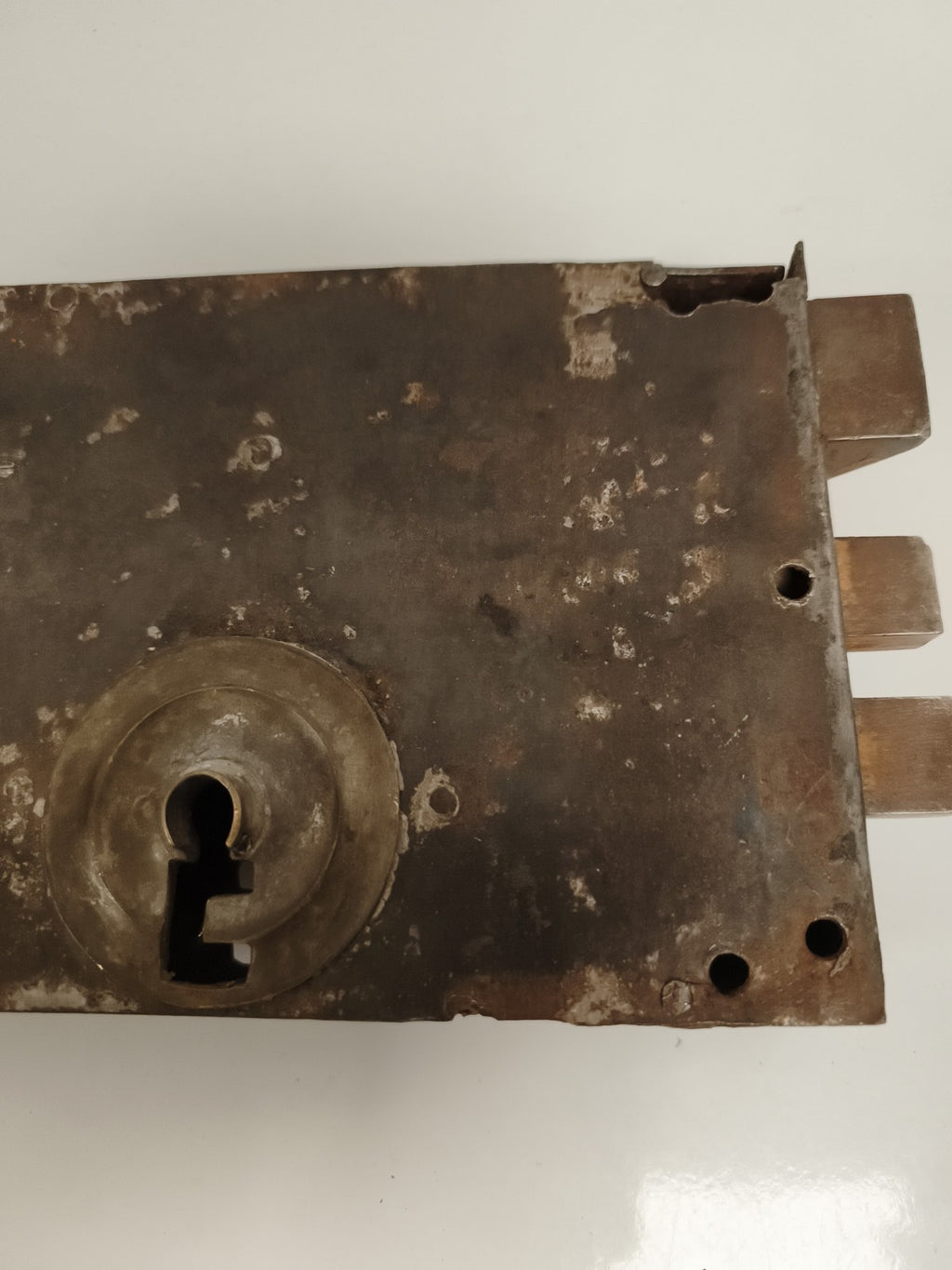 Ancienne serrure de porte à tirage, aspect métallique, clé bénarde, vintage