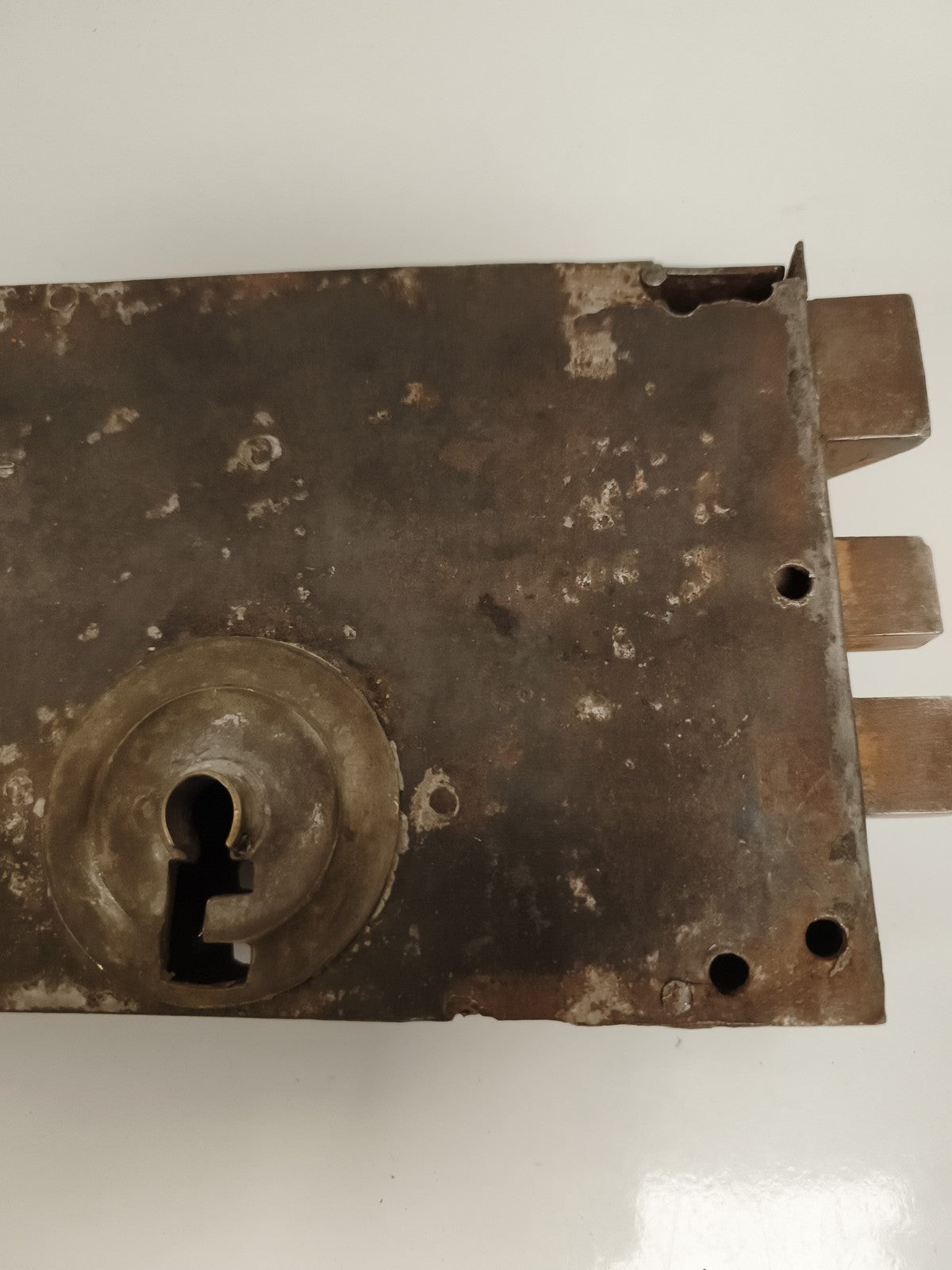 Ancienne serrure de porte à tirage, aspect métallique, clé bénarde, vintage