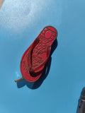 Ancien briquet publicitaire forme tong rouge, objet de collection, état non test