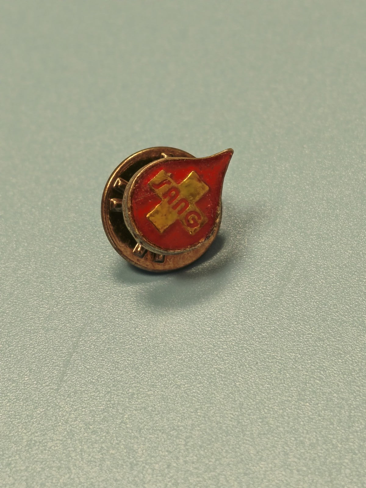 Vintage pin's goutte de sang rouge croix jaune donneur collection Ref 12
