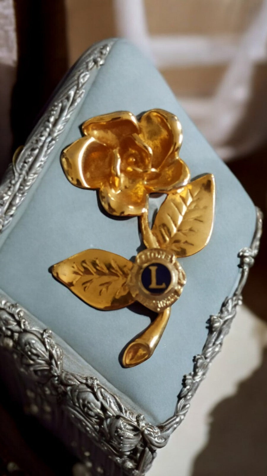 Broche rose dorée vintage Lions Club métal doré insigne badge années 70