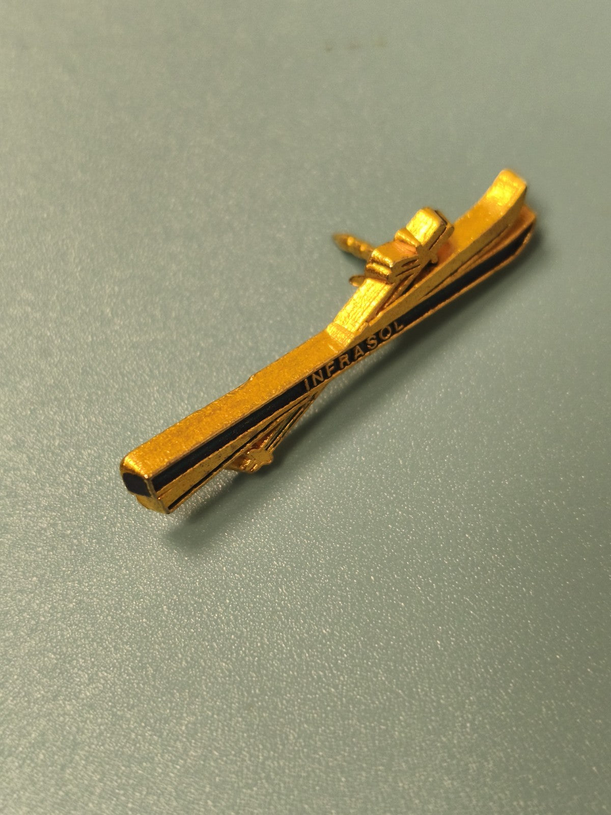 Vintage pin's Infrasol doré forme ski, collection, rare ancien badge