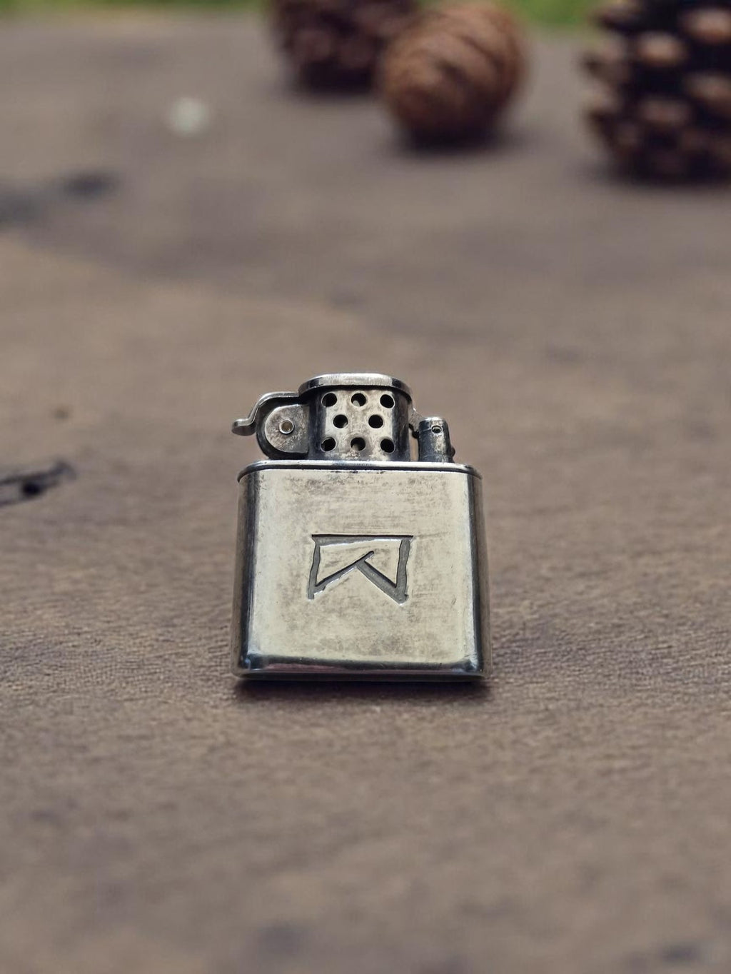Briquet vintage Marlboro, métal argenté, ancien lighter rétro années 70