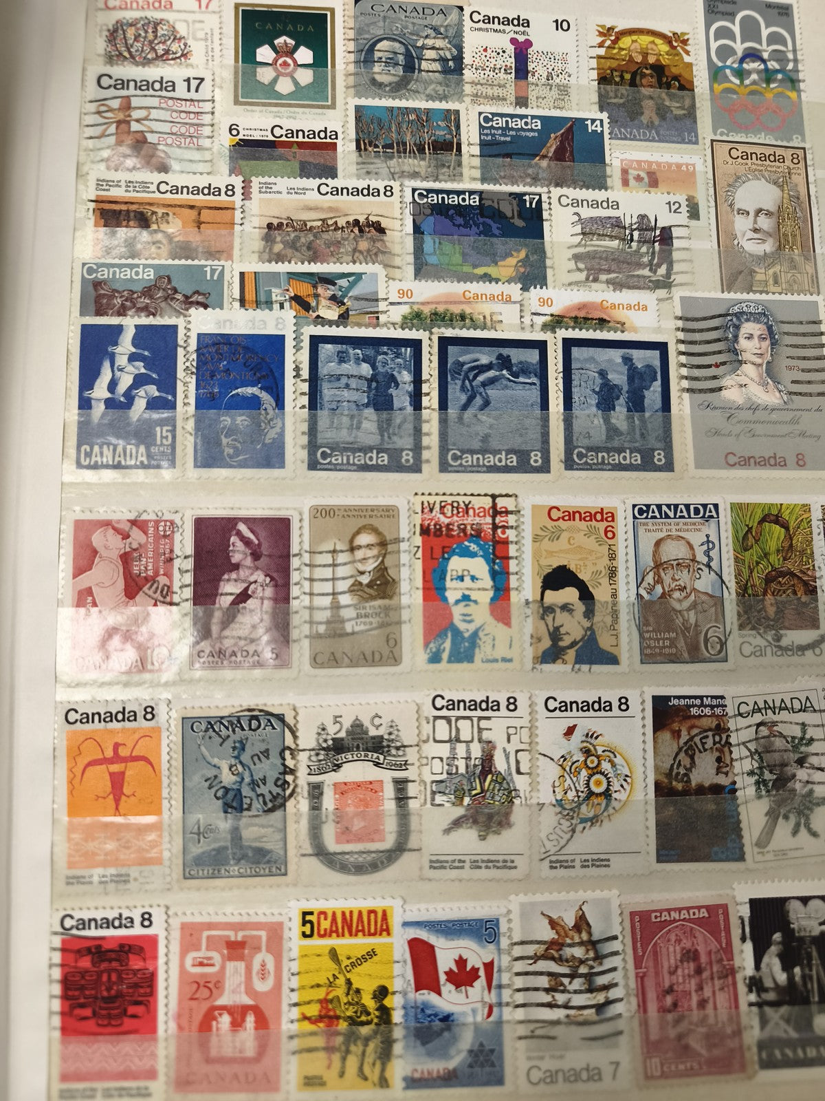 Lot timbres Canada oblitérés divers motifs couleurs variées philatélie
