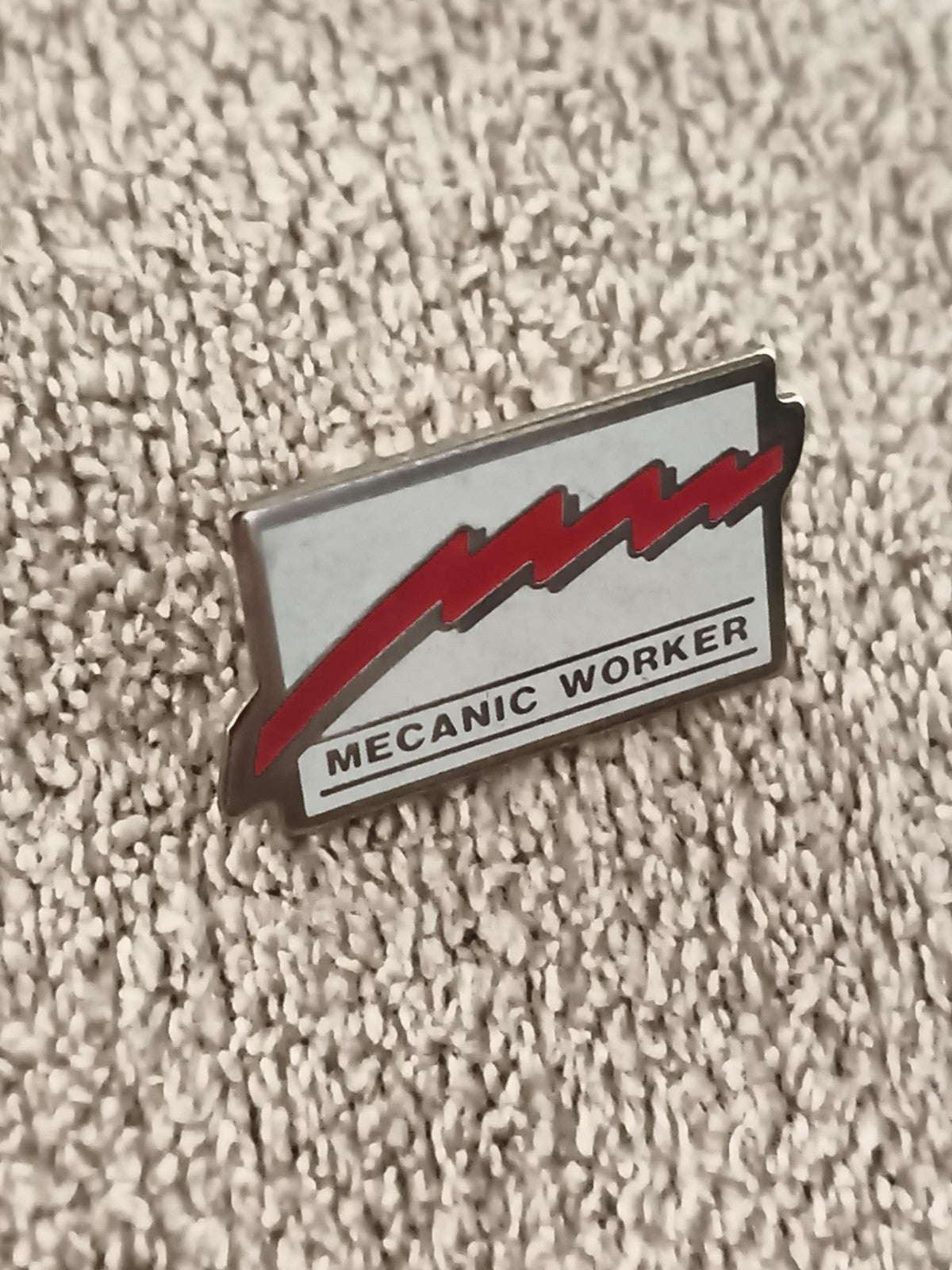 Pin's vintage "Mecanic Worker" motif rouge gris métal, badge ancien (Ref 3)