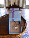 Collier pendentif papillon pierre naturelle, design original, cordon noir