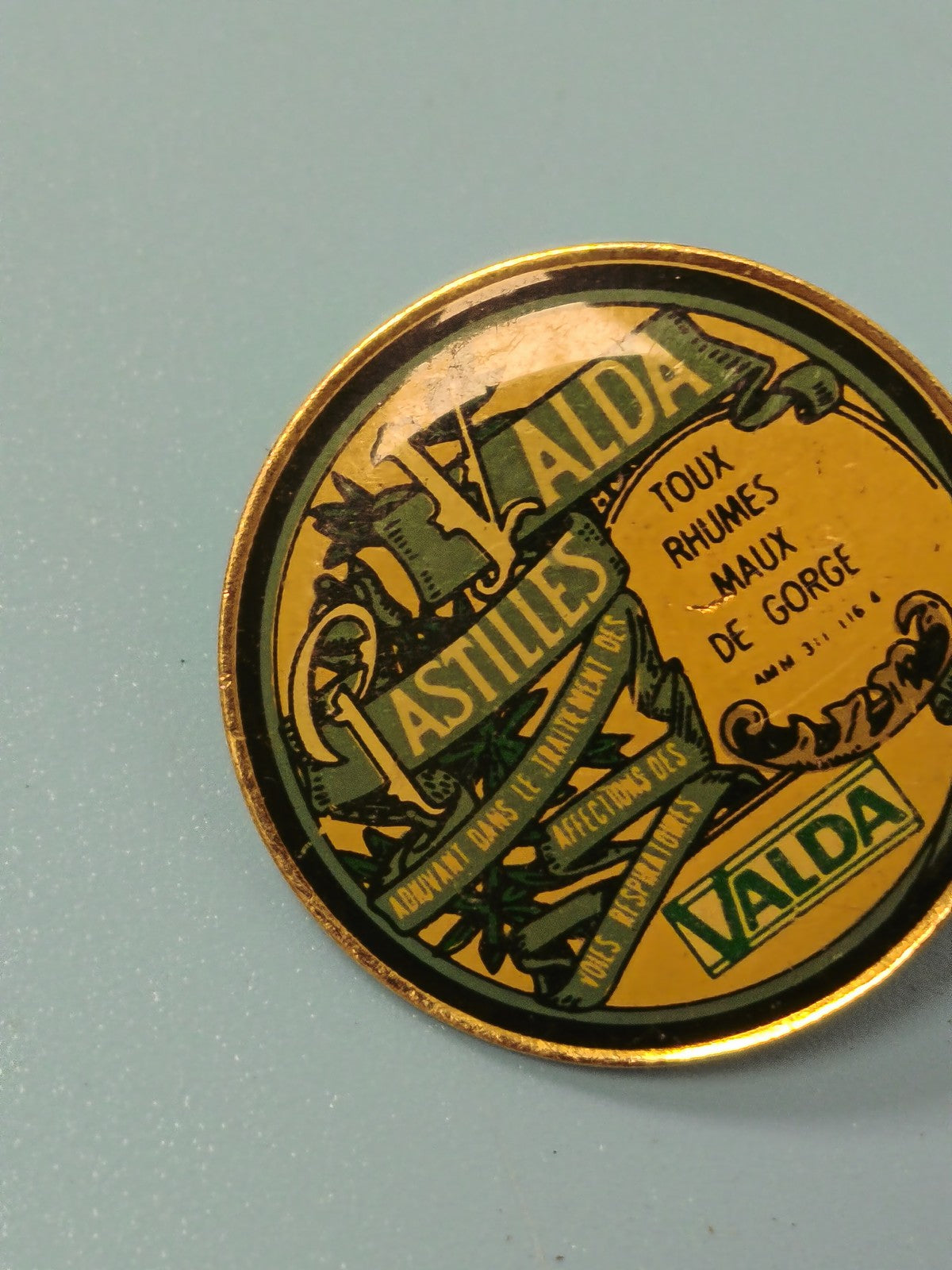 Vintage pin's rond Valda publicitaire jaune vert collection pharmacie ancien