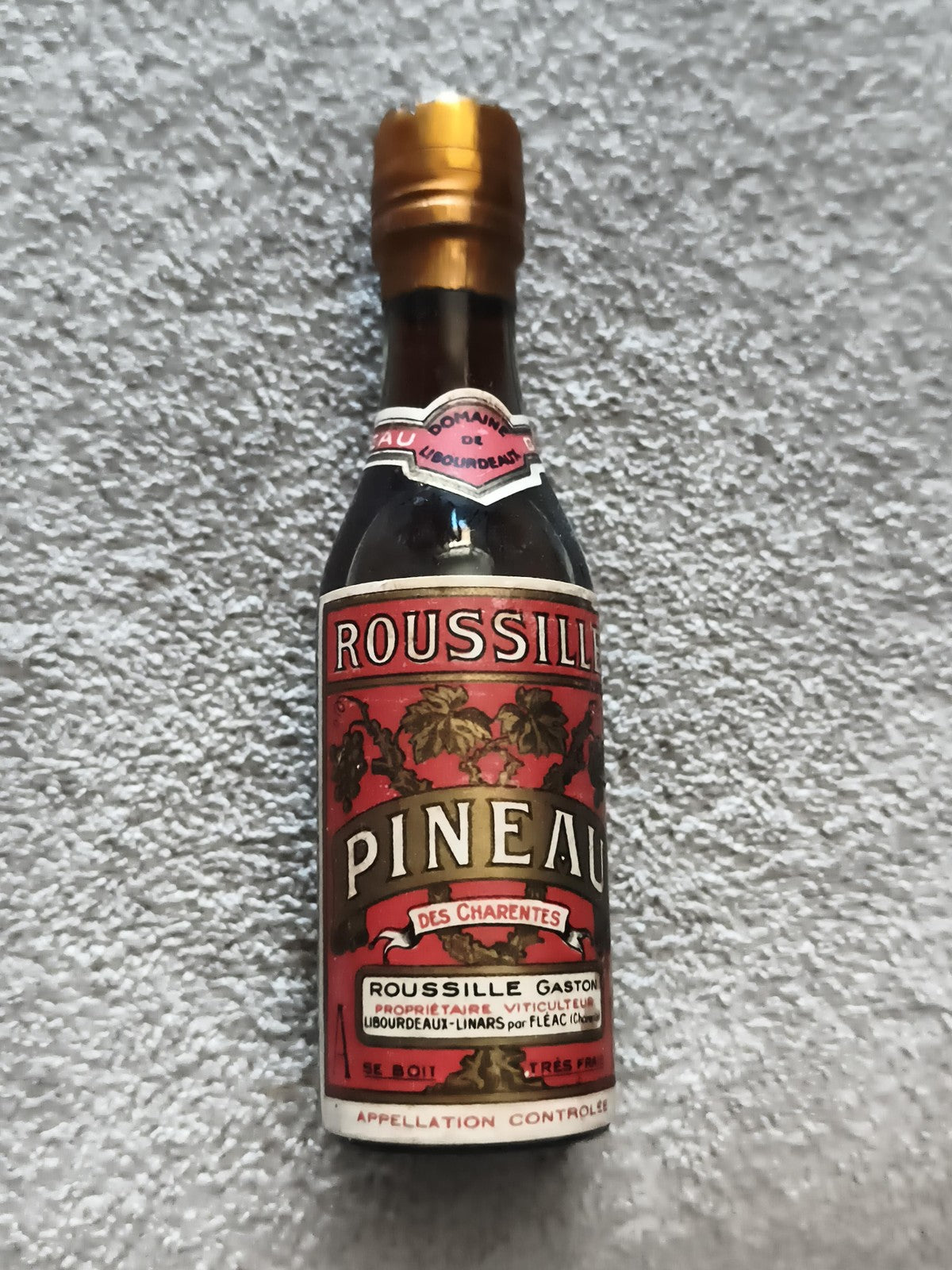Mignonnette vintage Pineau des Charentes Roussille Gaston partiellement pleine