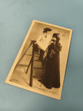 Carte postale ancienne CPA ? Enfant et femme, escalier, photo rétro sépia