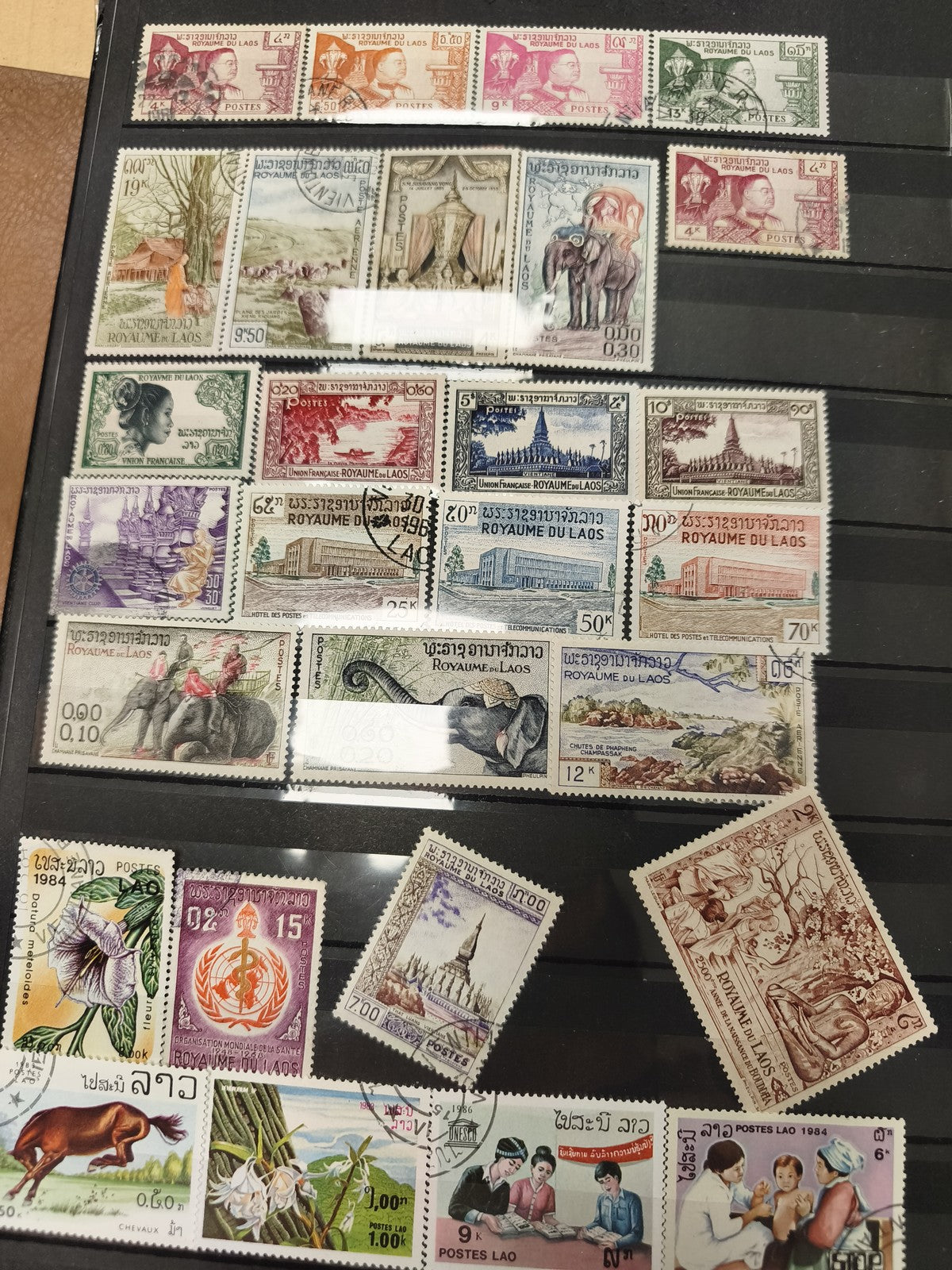 Lot timbres Laos Postes divers formats et couleurs, motifs animaux, paysages, po