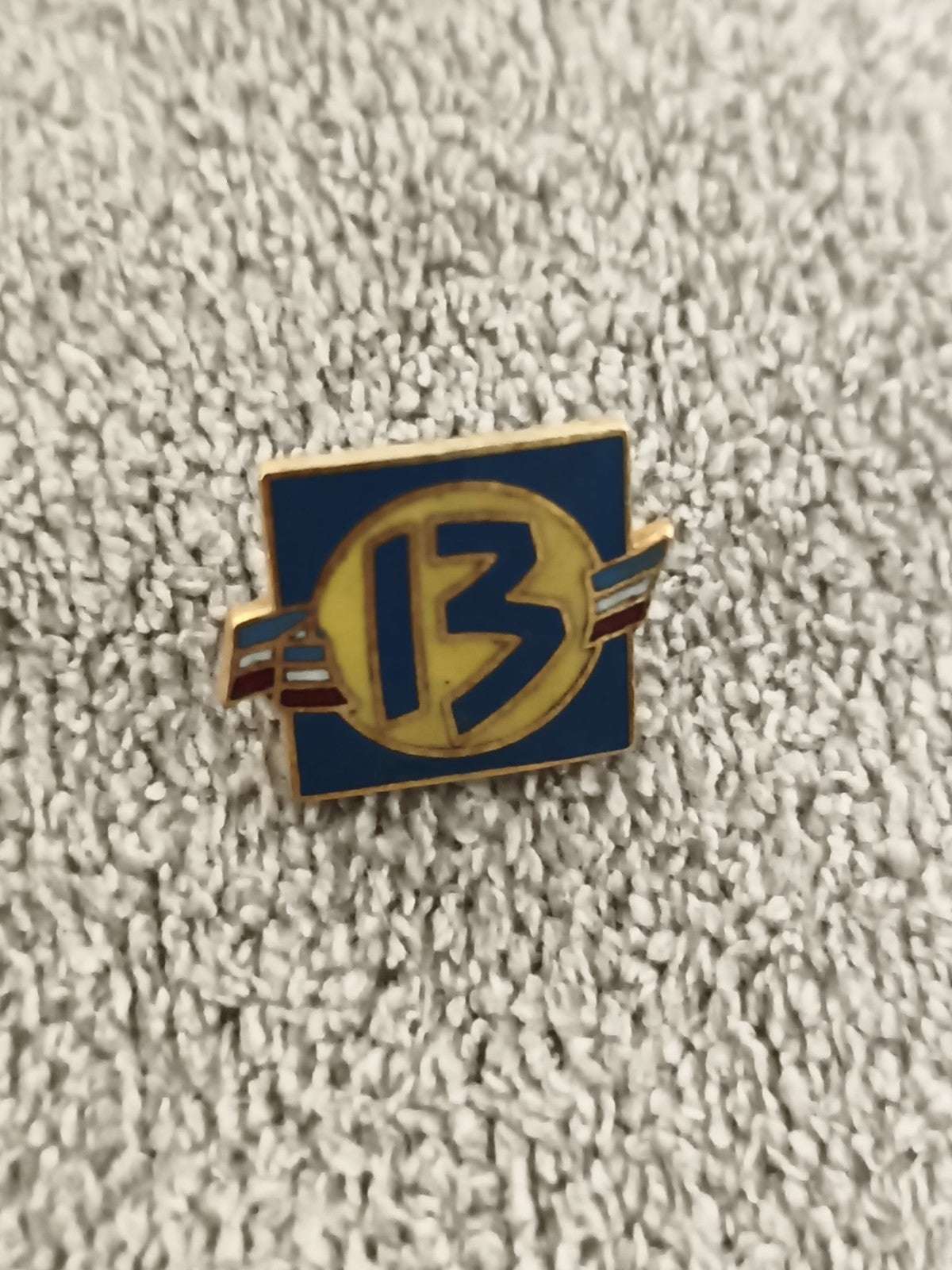 Pin's vintage numéro 13 émaillé bleu jaune, badge ancien rectangulaire (Ref 2)