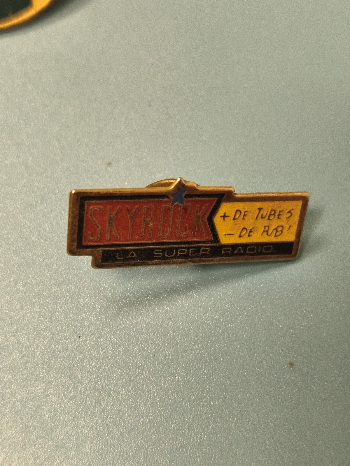 Pin's vintage Skyrock radio badge collection ancien logo