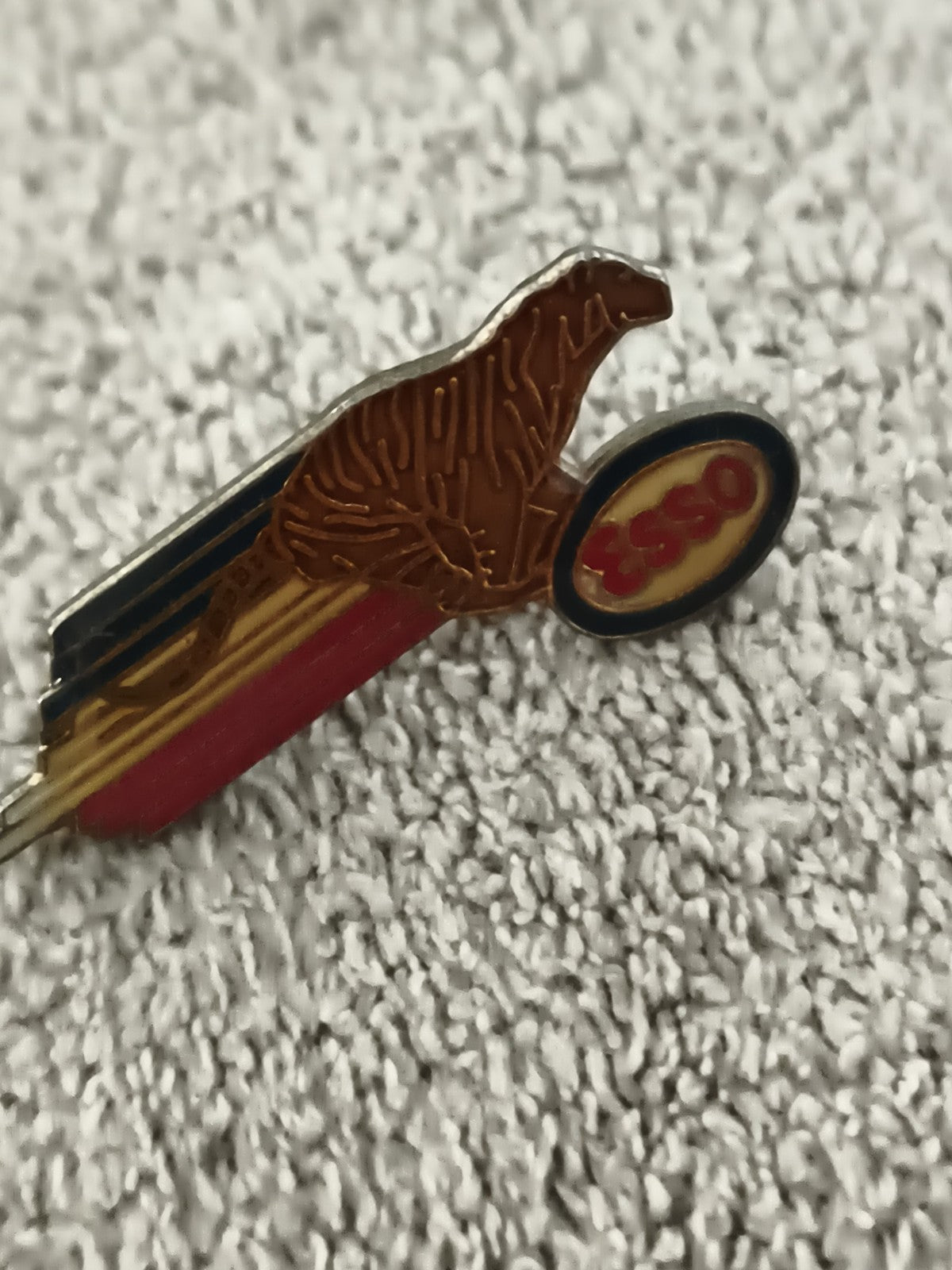 Pin's vintage Esso guépard émaillé logo ancien publicitaire (Ref 6)