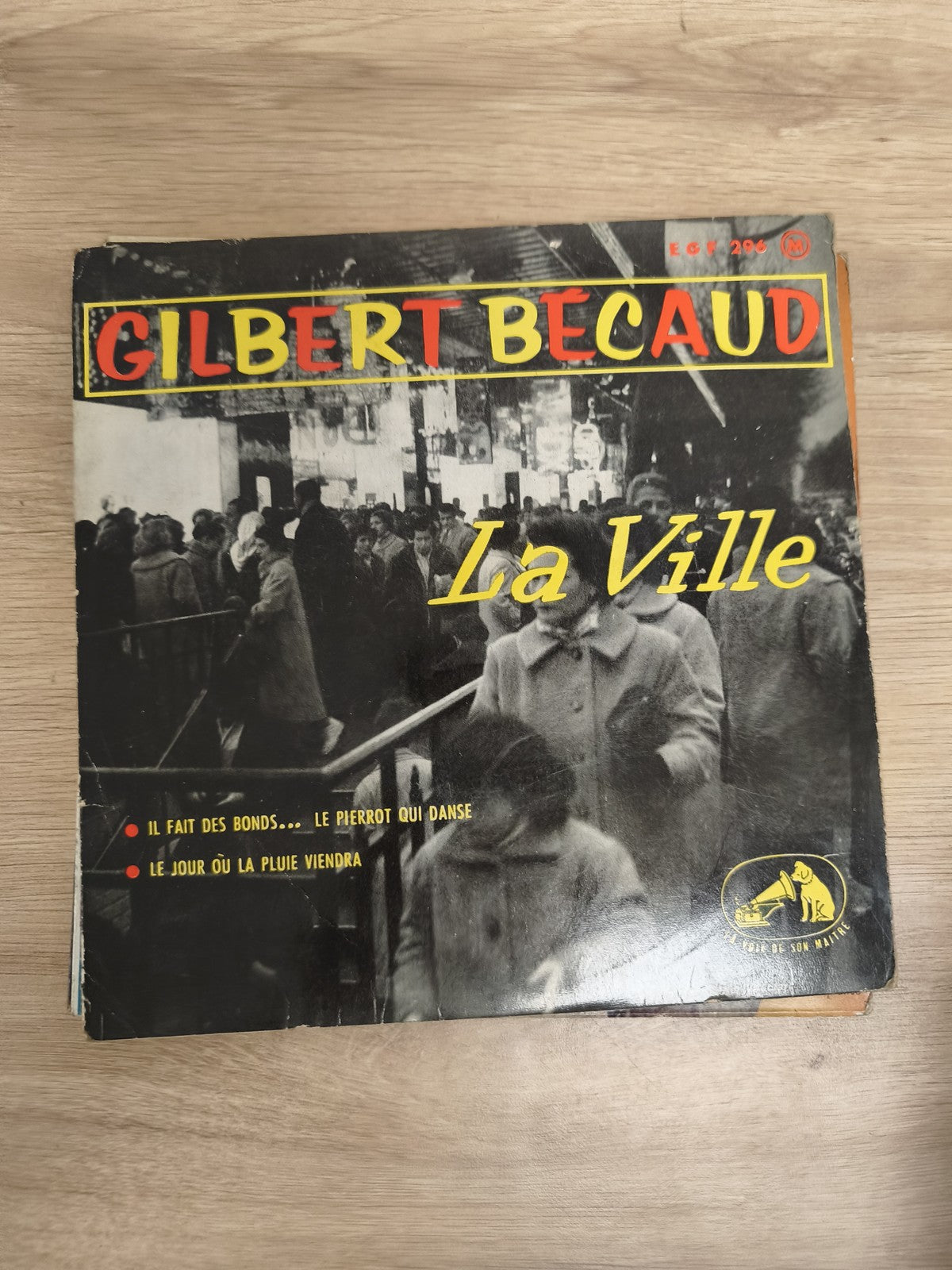 Vinyle 45T Gilbert Bécaud La Ville pochette illustrée noir et jaune