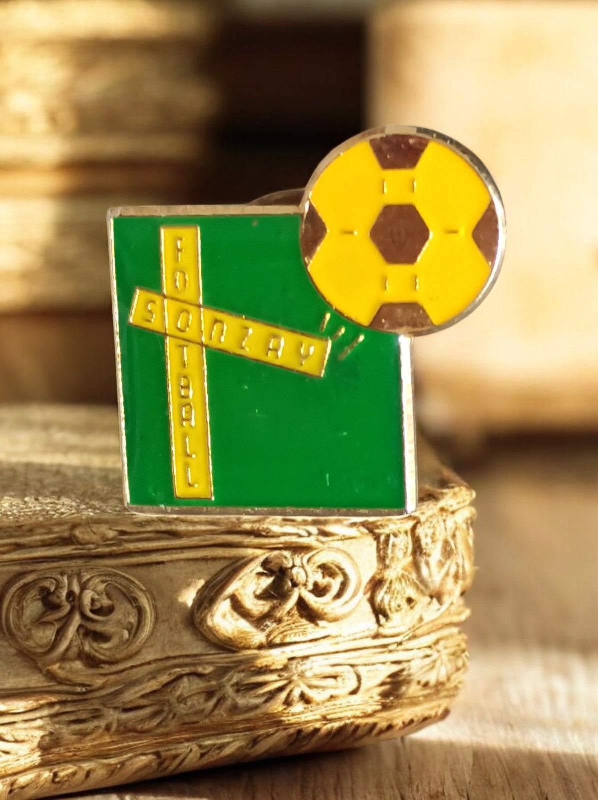 Pin's Football Sonzay vintage rétro émaillé vert jaune club sport ancien
