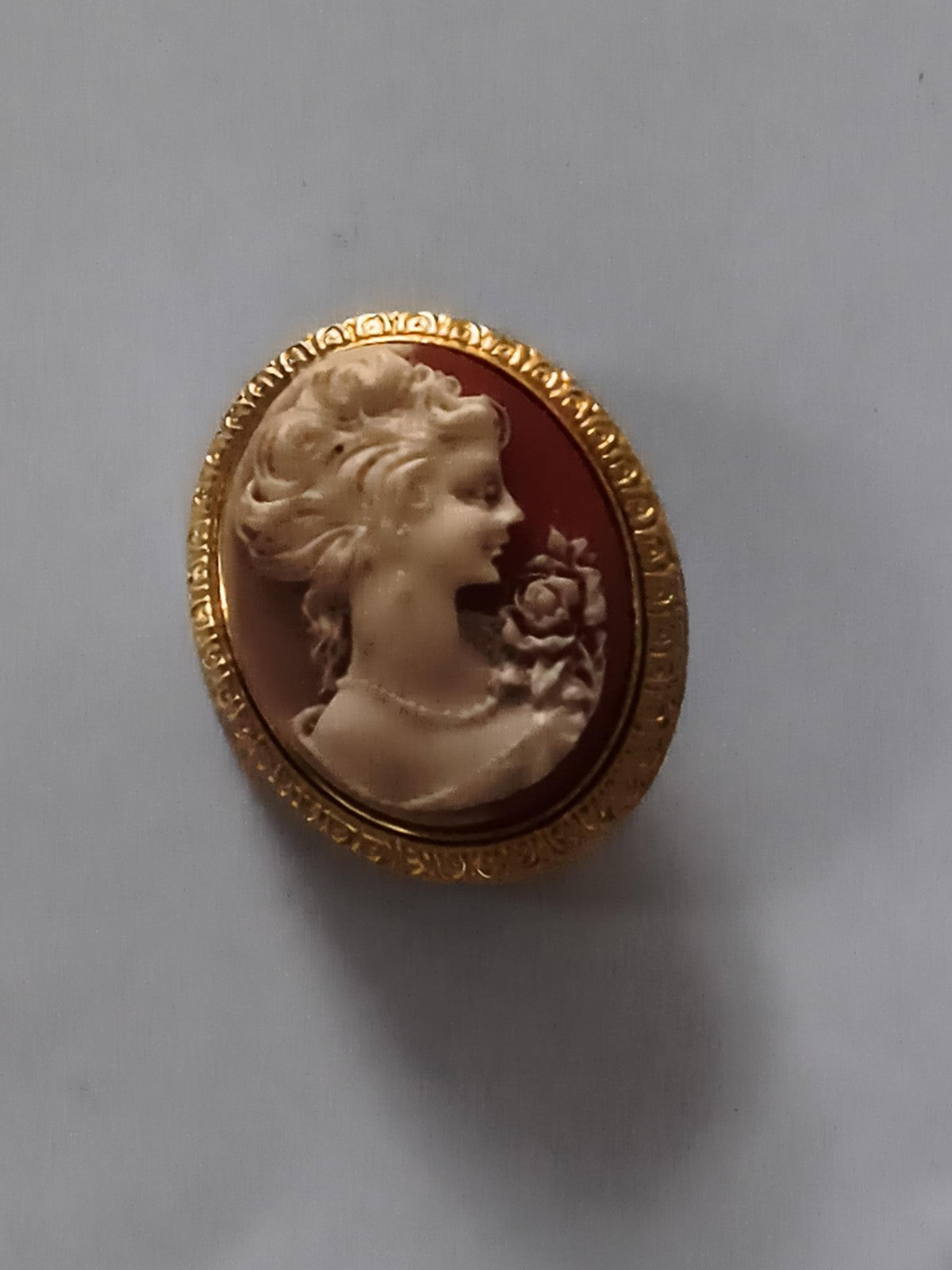 Broche camée vintage femme profil, médaillon ovale doré ancien rétro