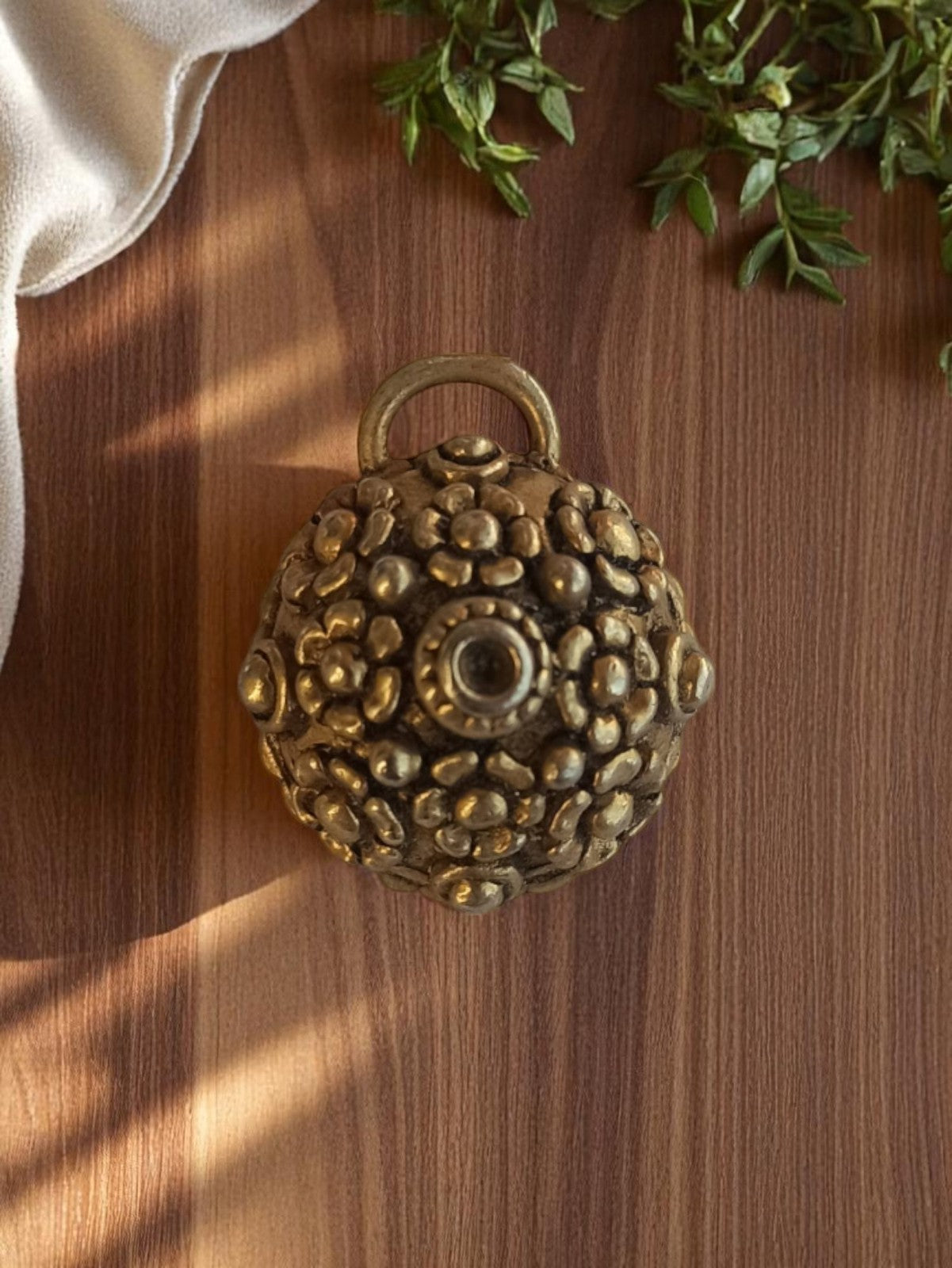 Pendentif vintage métal doré années 50, forme boule texturée, bijouterie ancienn
