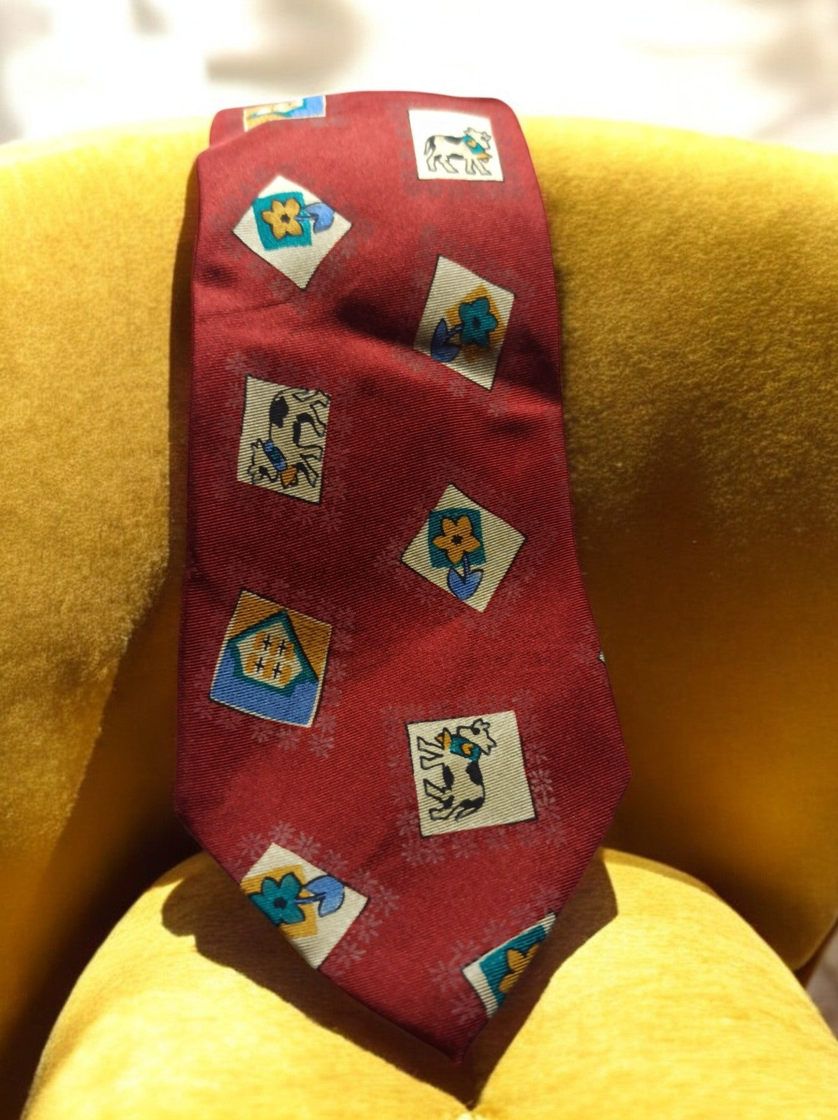 Cravate vintage Brum's bordeaux motifs vache fleur style rétro élégant