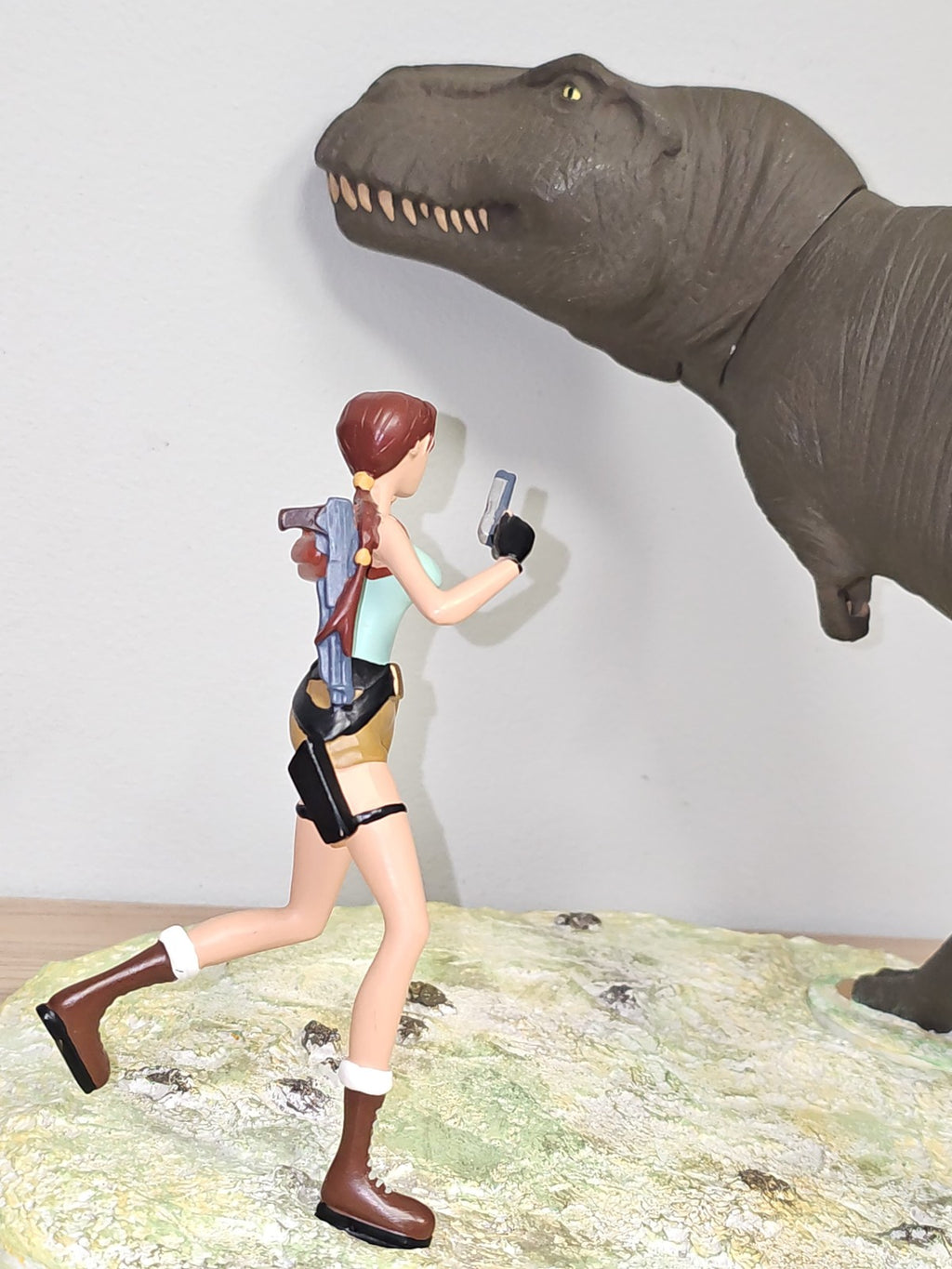 Figurine Tomb Raider Lara Croft avec T-Rex Diorama Atlas Jeu Vidéo Héros