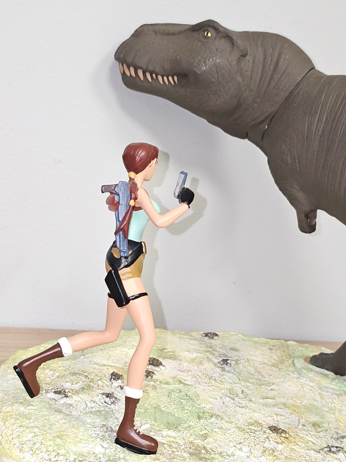 Figurine Tomb Raider Lara Croft avec T-Rex Diorama Atlas Jeu Vidéo Héros