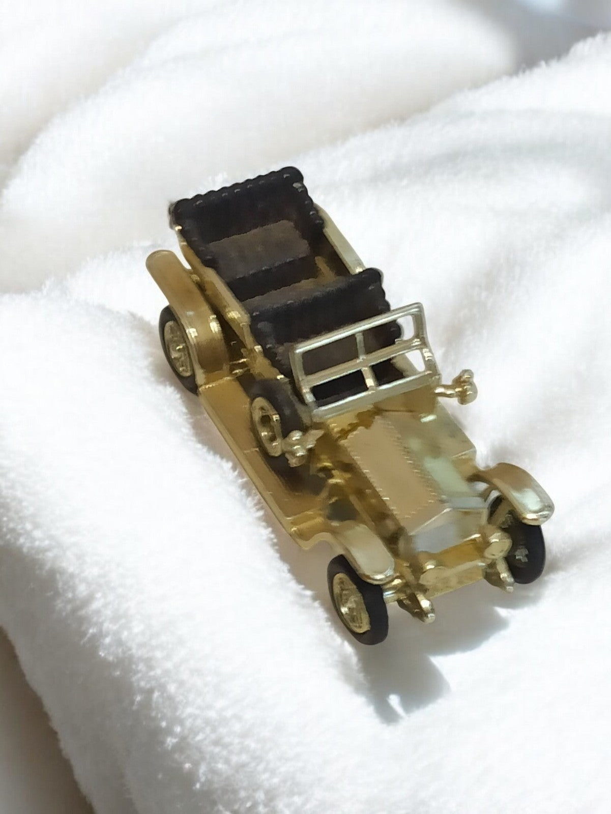 Voiture miniature vintage dorée, ancien modèle rétro, finition métal