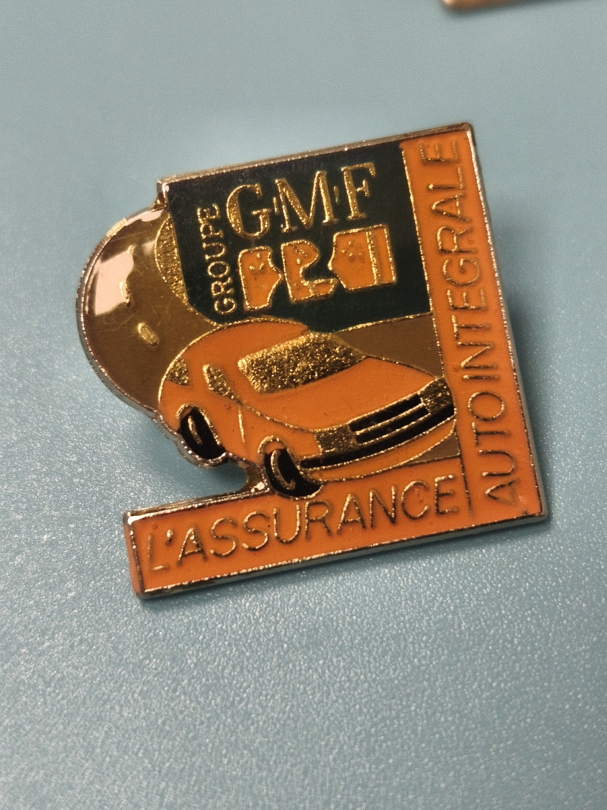 Vintage pin's GMF assurance auto orange collection publicitaire ancien