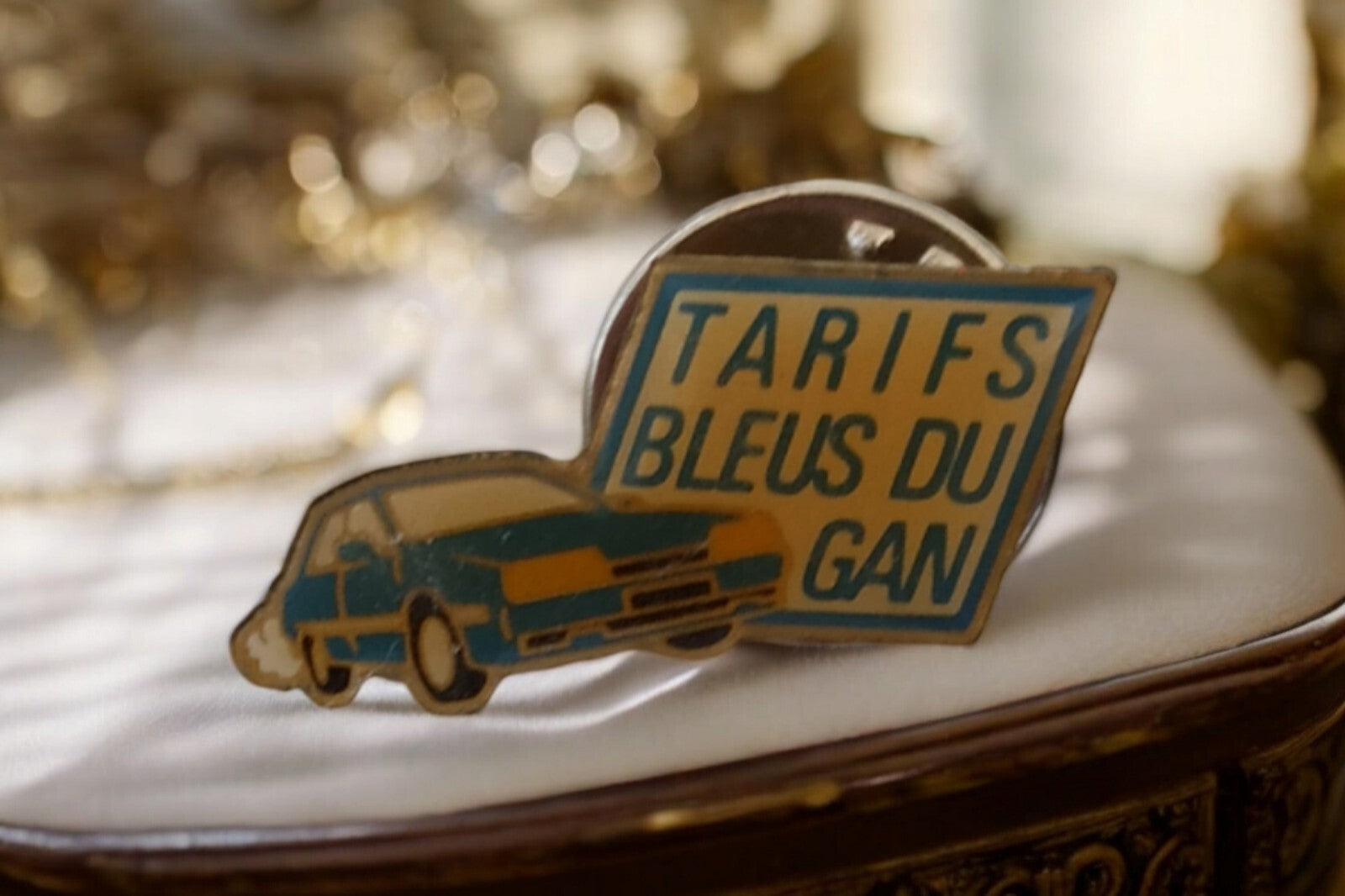 Pin's vintage Tarifs Bleus du Gan voiture émaillée pub assurance rare
