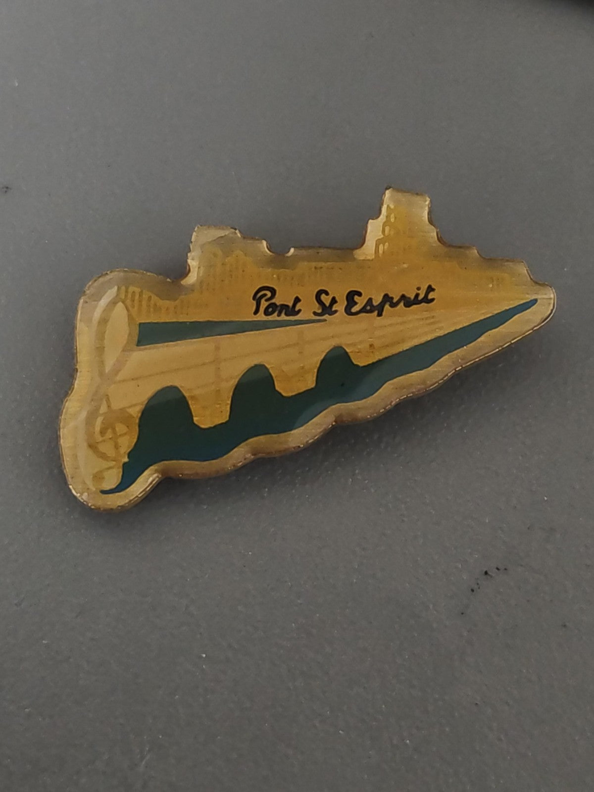 Pin's ancien rétro Pont-Saint-Esprit collection vintage badge France souvenir