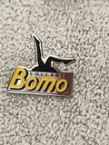 Pin's publicitaire vintage Collants Bomo logo jaune noir émail ancien (Ref 1)