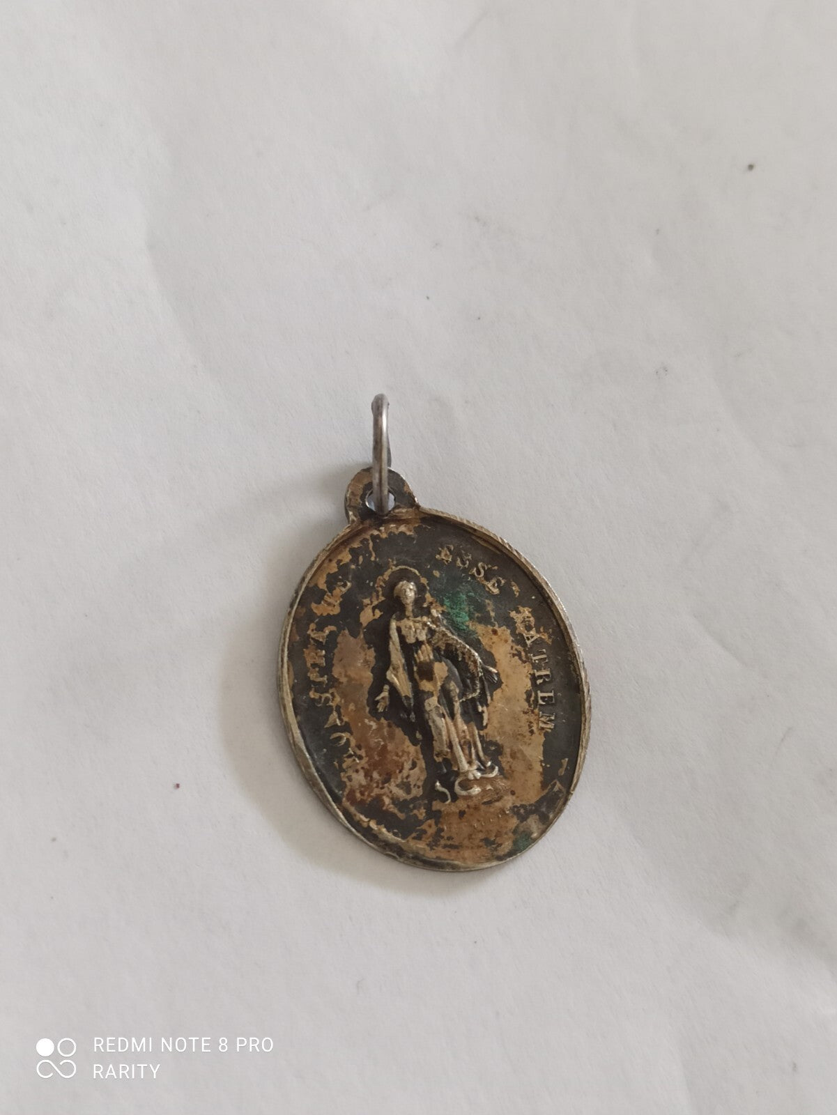 Pendentif religieux Vierge Marie médaillon ovale patiné, médaille chrétienne anc