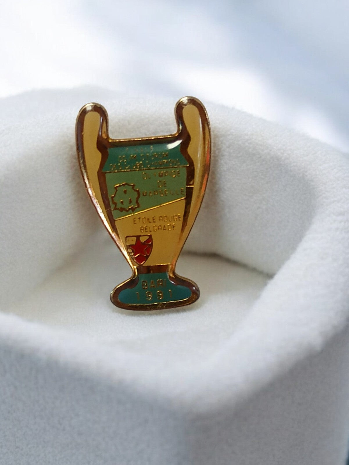 Pin's trophée Coupe d'Europe 1991 OM Étoile Rouge vintage football Marseille