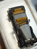 Véhicule miniature ancien, voiture rétro grise et noire, siège jaune vintage