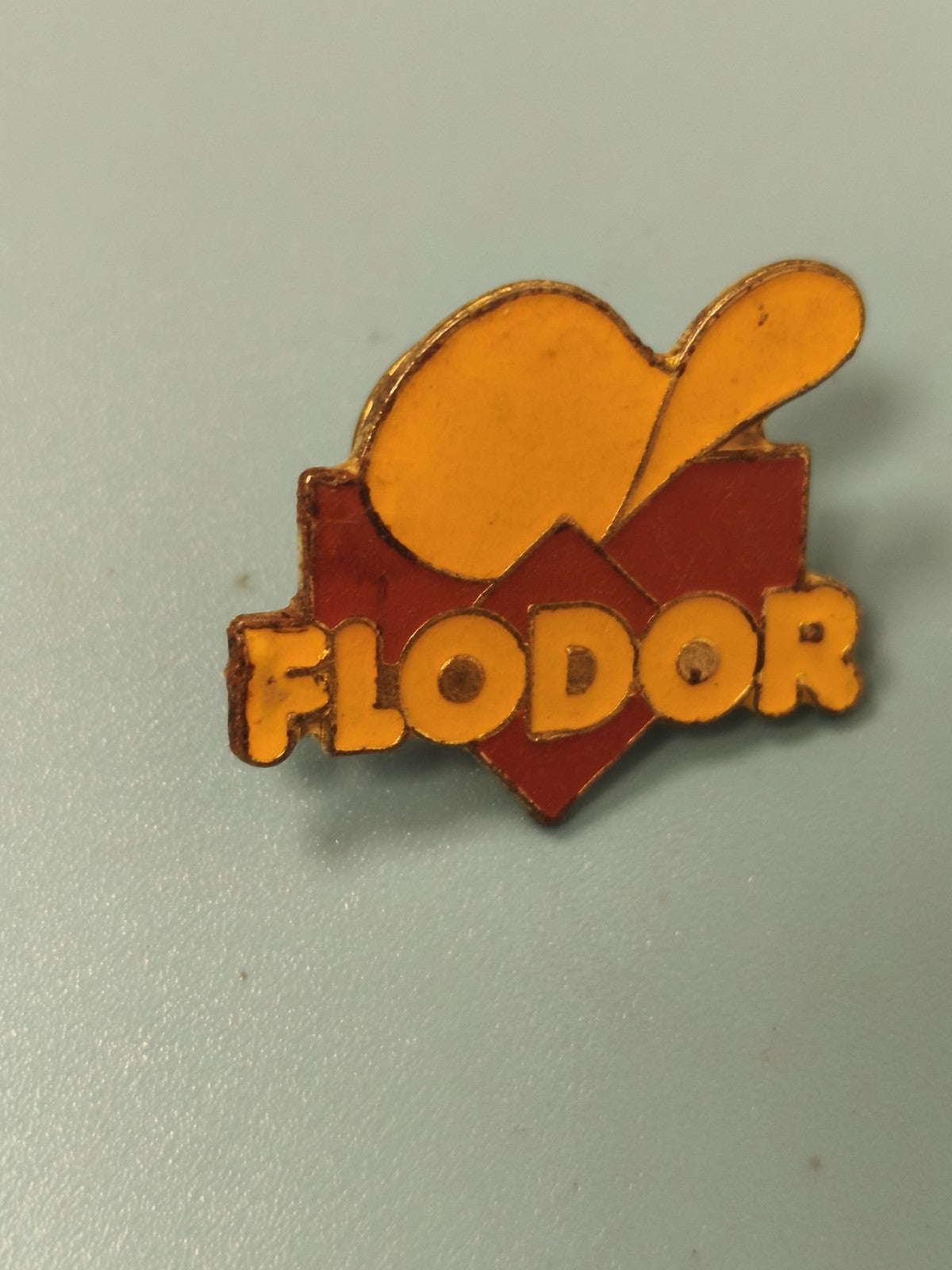 Vintage pin's Flodor jaune rouge logo chips snack ancien collection
