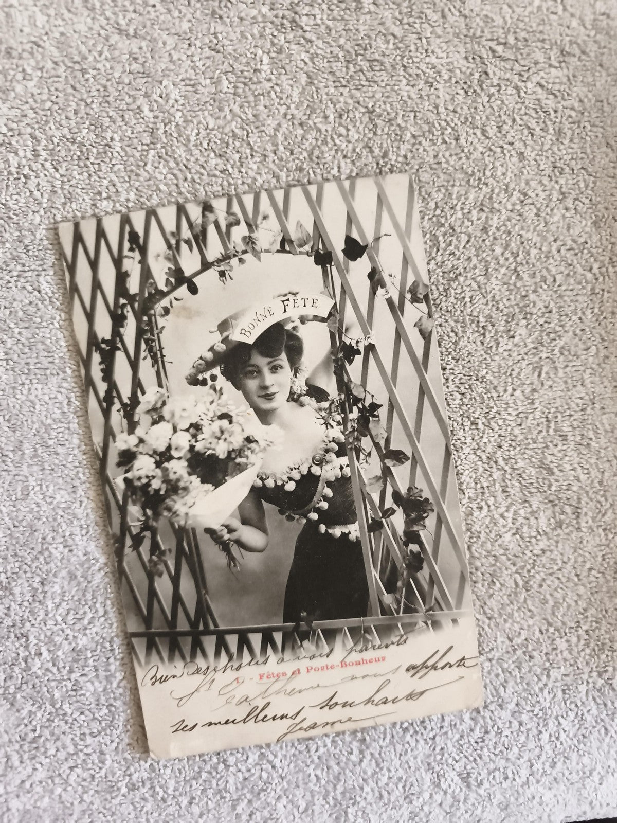 Carte postale ancienne Bonne Fête femme bouquet CPA phototypie début XXe