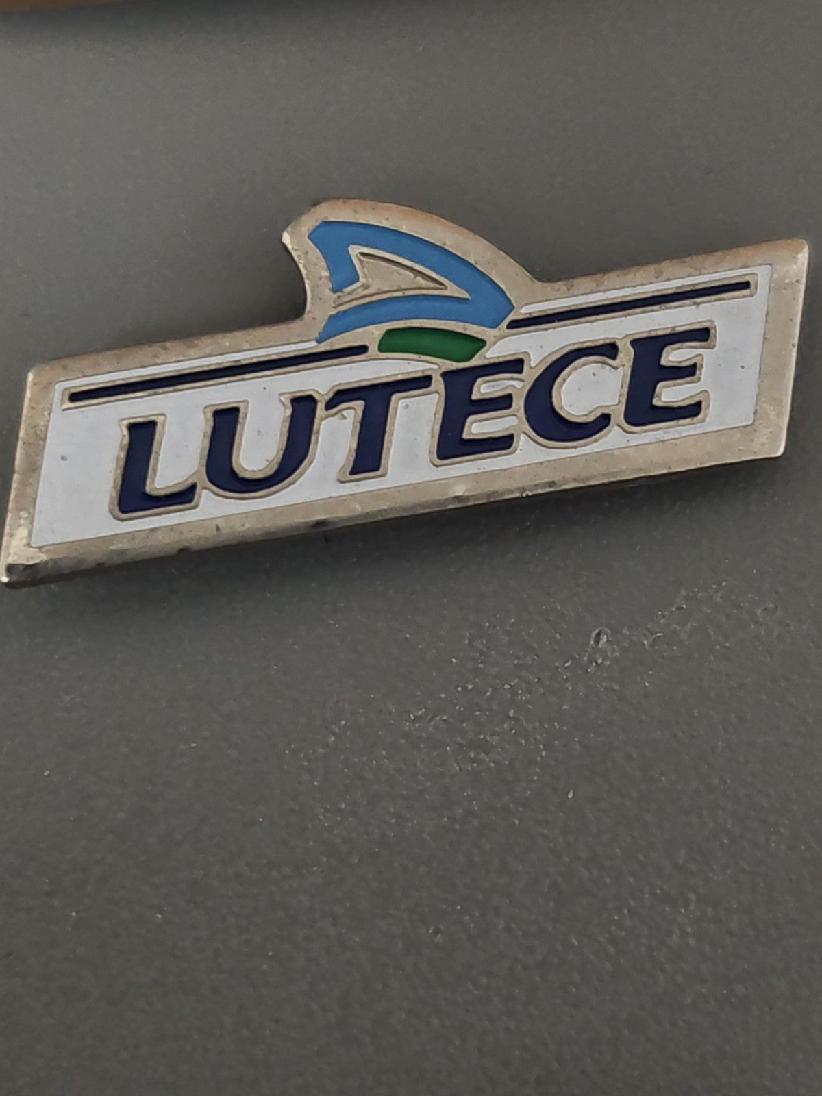 Pin's rétro ancien Lutece ? badge collection vintage France, objet publicitaire