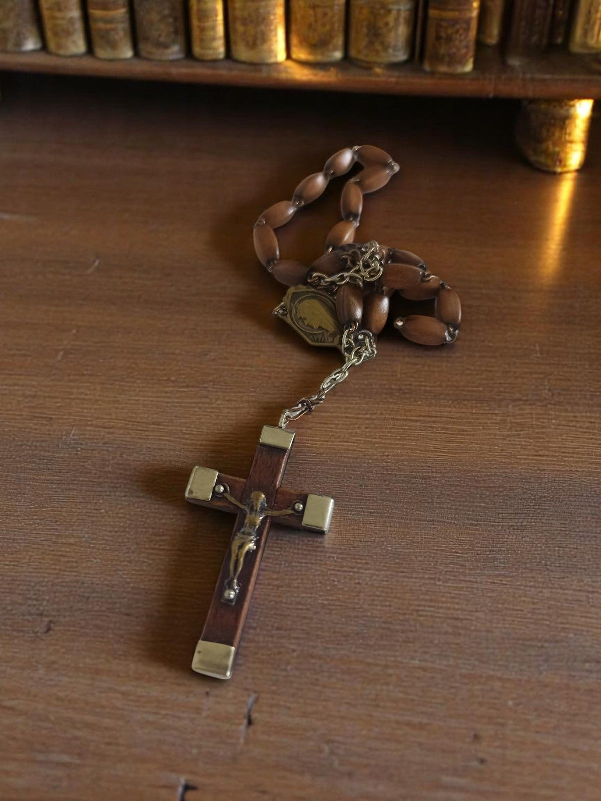 Chapelet catholique vintage bois et métal, crucifix ancien, perles ovales