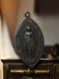Médaille religieuse ancienne Vierge Marie, ovale, finition patinée vintage