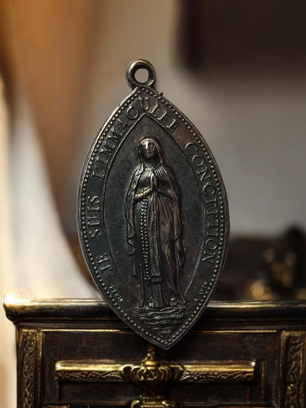 Médaille religieuse ancienne Vierge Marie, ovale, finition patinée vintage