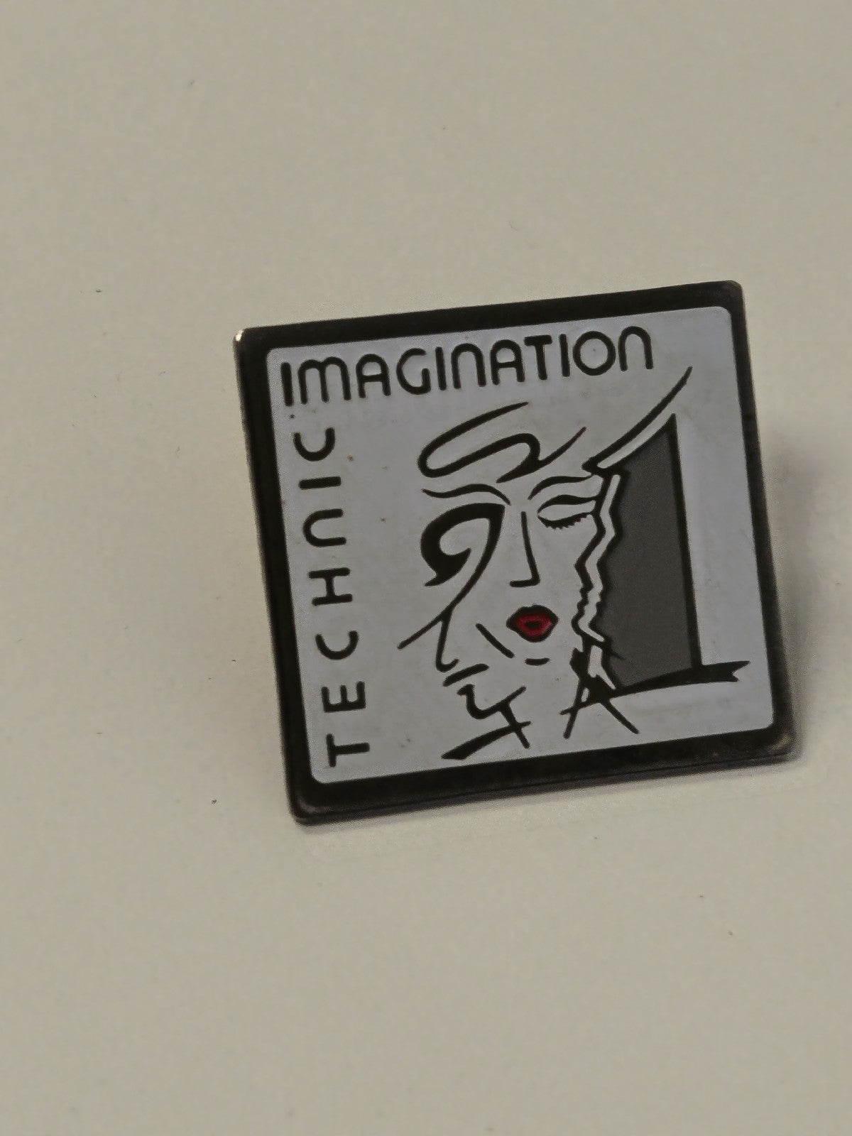 Pin's rétro ancien "Imagination" badge collection vintage années 80 collector