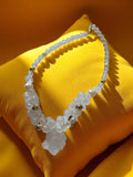 Collier vintage fantaisie perles blanches et dorées pendentif coquillage ancien