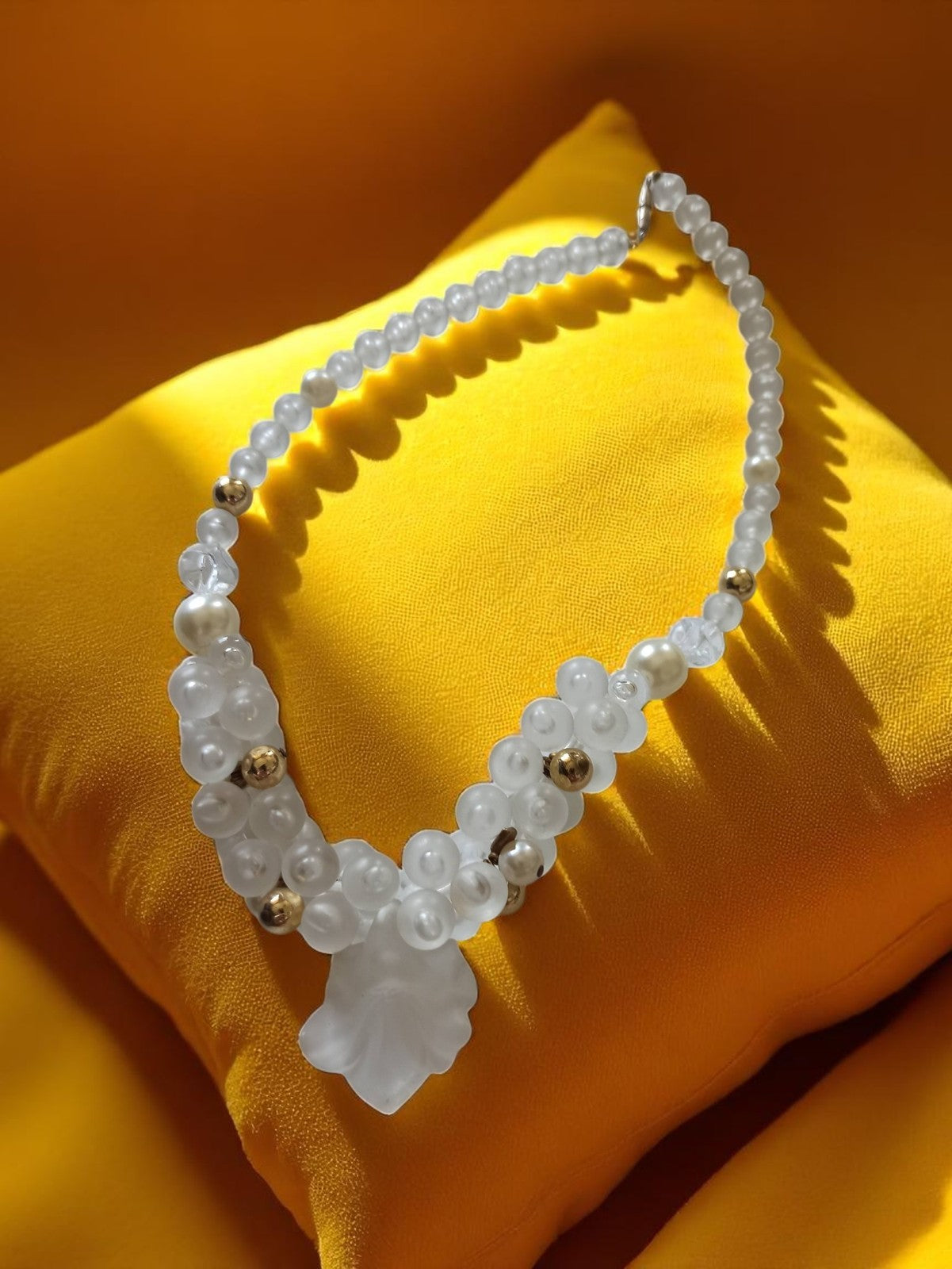 Collier vintage fantaisie perles blanches et dorées pendentif coquillage ancien