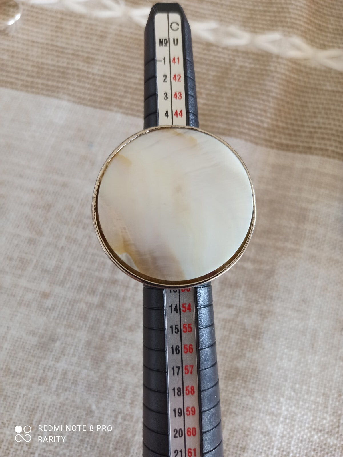 Bague vintage ronde en nacre blanche, monture métal, taille 49, rétro unique