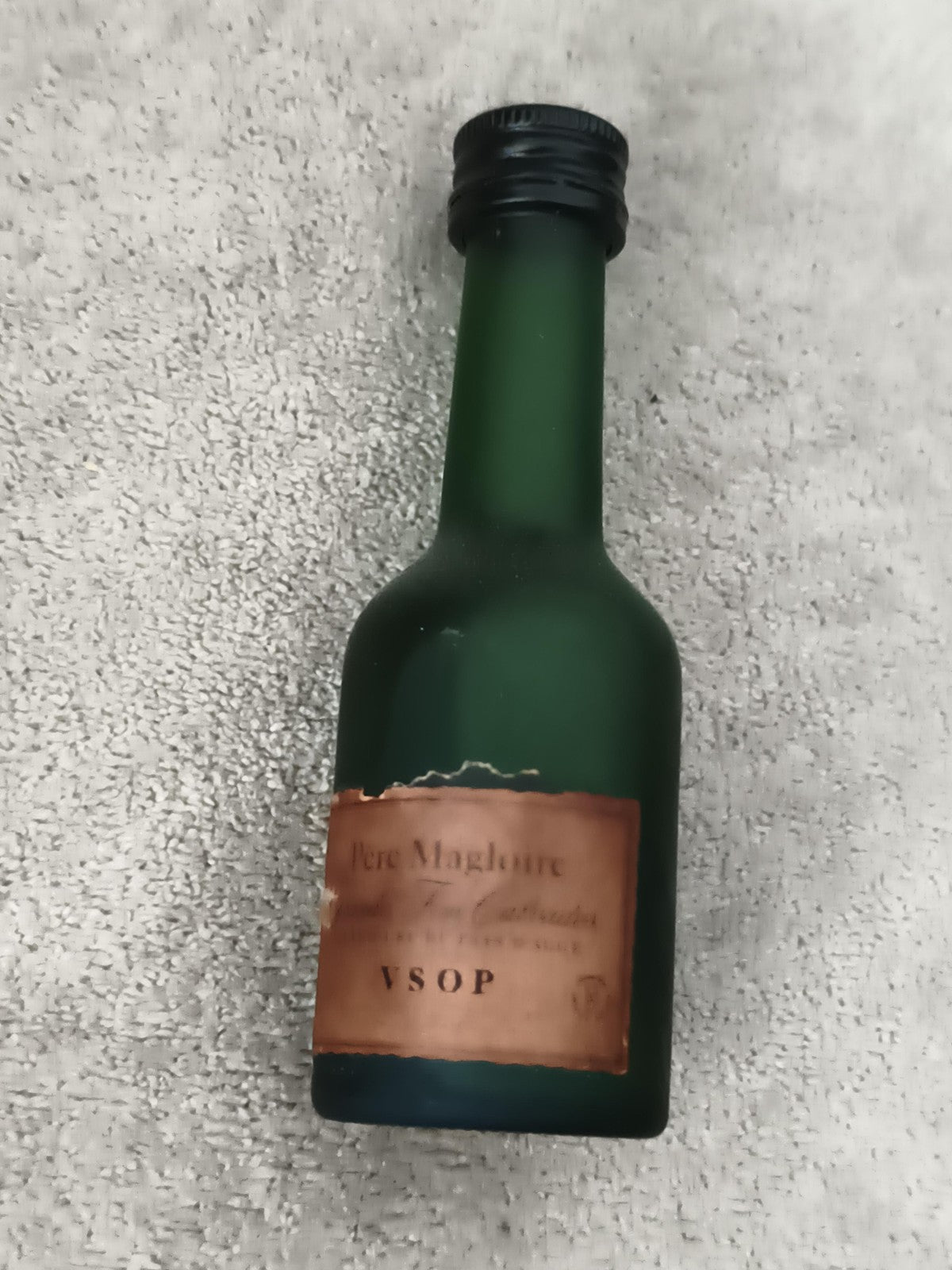 Mini bouteille alcool Père Magloire VSOP verte étiquette abîmée miniature