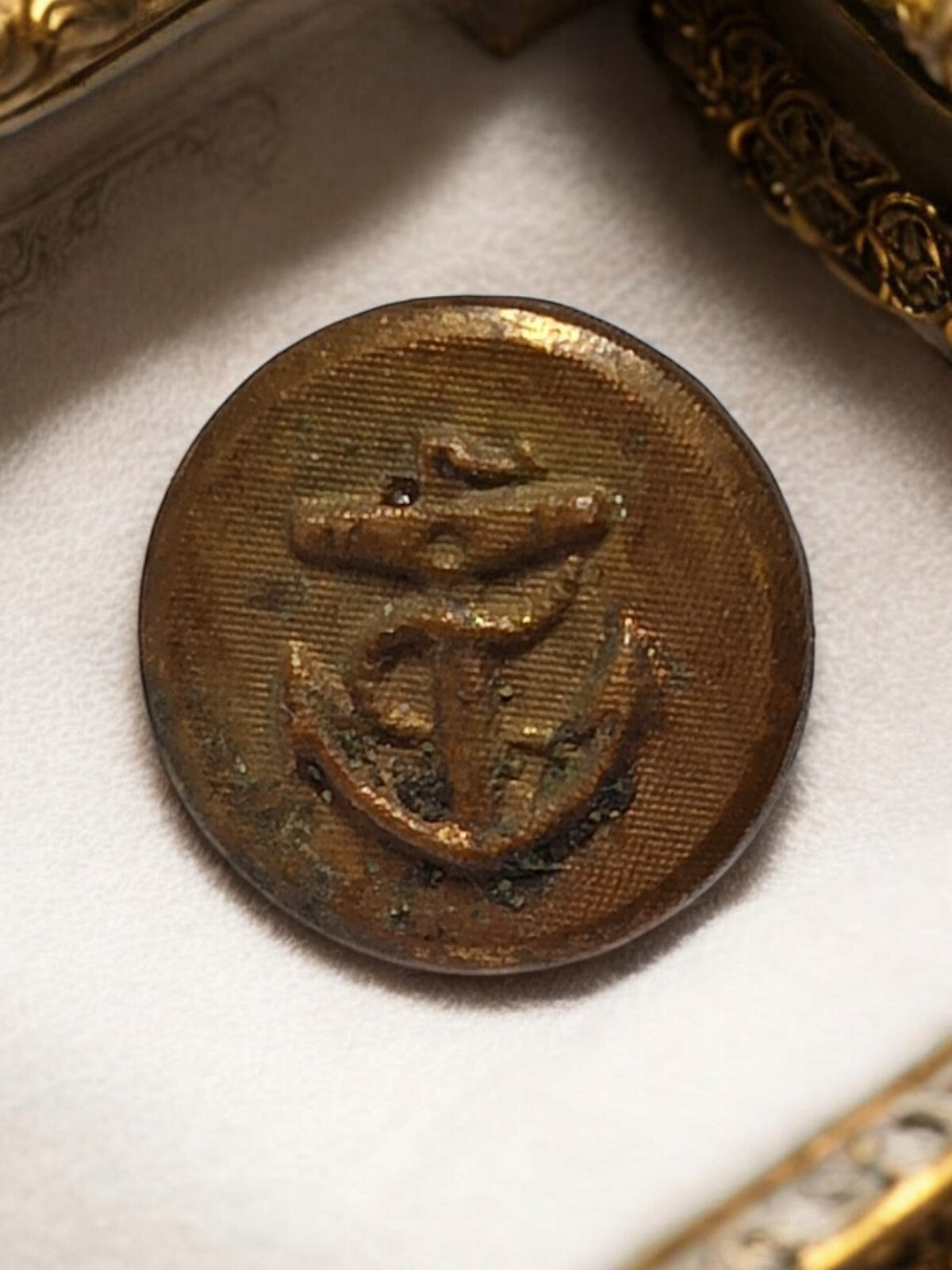 Bouton ancien marine française ancre relief doré costume traditionnel vintage
