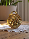 Pendentif vintage rond en métal doré ajouré années 50 rétro bijou d'époque