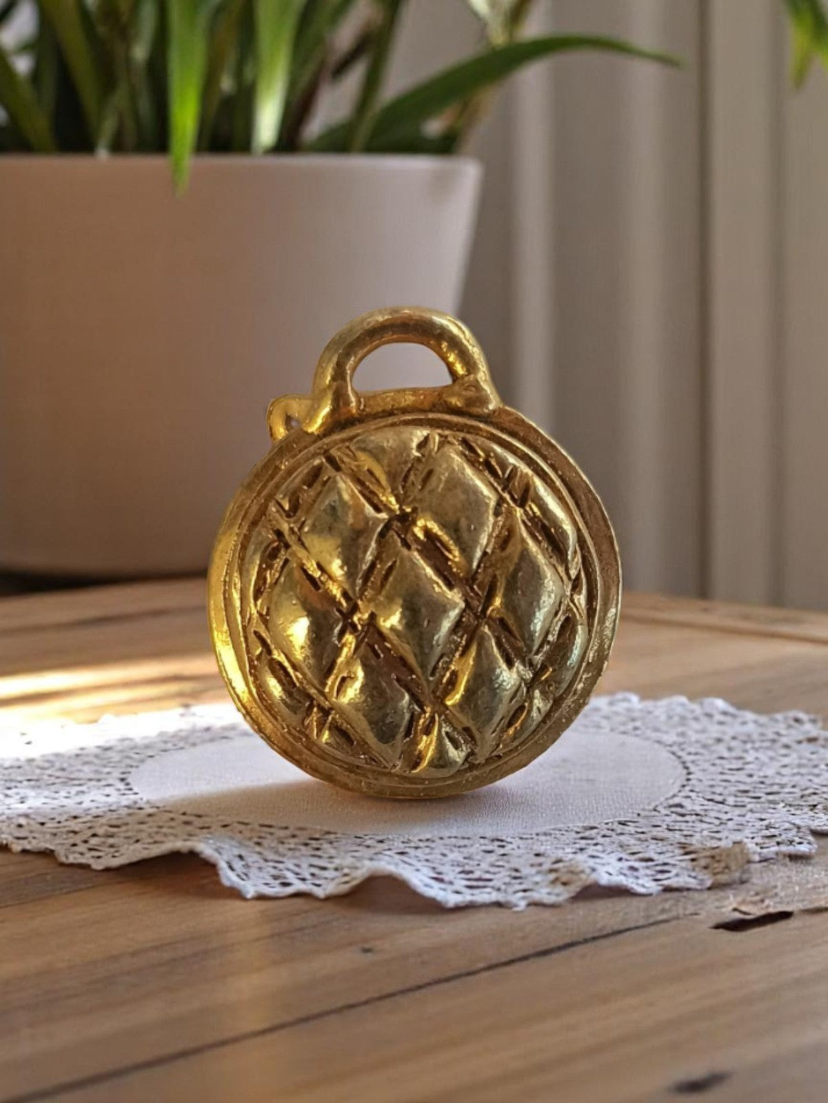 Pendentif vintage rond en métal doré ajouré années 50 rétro bijou d'époque