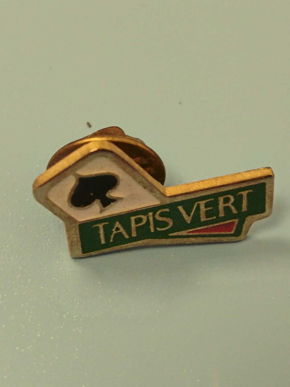 Pin's vintage Tapis Vert jeu de cartes émaillé vert doré collection casino