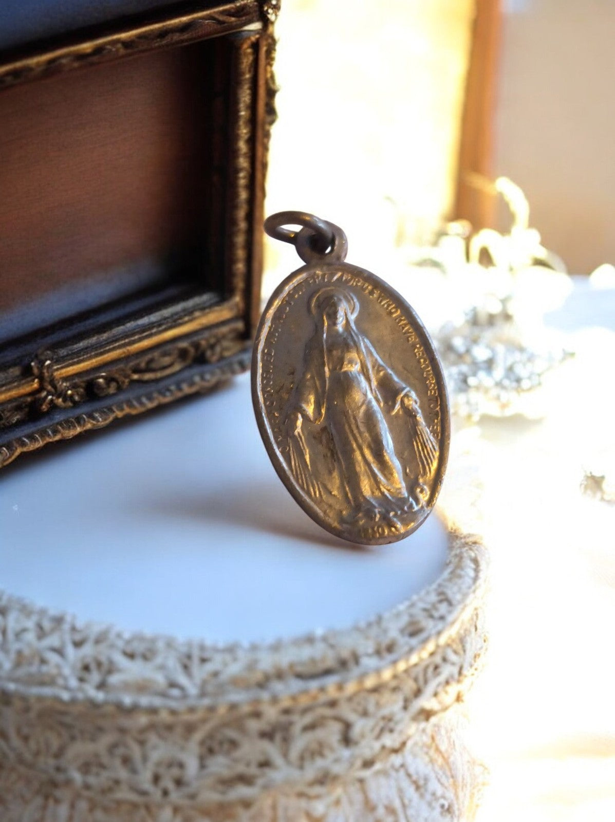 Médaille religieuse catholique vintage ovale Vierge dorée ancienne